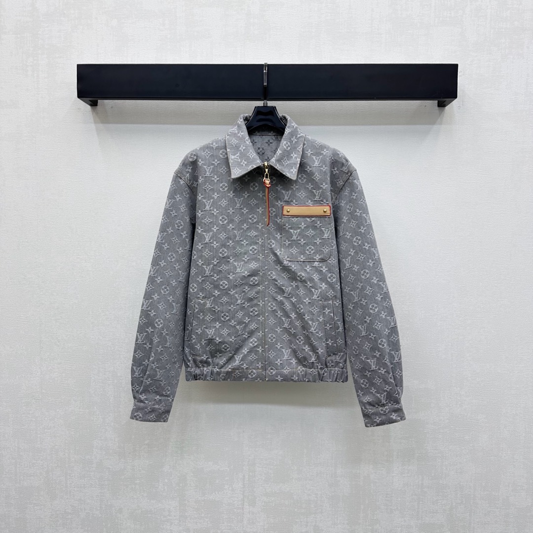 NO:479752,Louis Vuitto*2025 new product is available on the shelves of Jacquard denim jacket custom YB imported twill cotton denim material, comfortable and breathable, full of texture, full of iconic four-leaf clover letter jacquard elements, highlighting the brand tone, using open-clad leather buckle zipper adjustment design, echoing the leather mark on the upper edge of the chest pocket, adding a sense of styling, facial accessories development, lapel jacket tailoring, can be matched with the same series of skirts, complete sets of high-end and fashionable, easy to control for daily commuting, high-end version,,louis vuitton, skirts, jackets & coats, jackets & coats, alexander wang19860909Louis Vuitto*2025新品上架提花牛仔夹克外套定制YB进口斜纹棉牛仔材质 舒适透气 质感十足 通体满铺标志性四叶草字母提花元素 彰显品牌调性 沿用开襟皮扣拉链调节设计 与胸前口袋上缘皮标相互呼应 增添造型层次感 面辅料开发 翻领夹克外套剪裁 可搭配同系列半裙 成套穿搭高级时髦 日常通勤都可轻松驾驭 高版本,,louis vuitton,skirts,jackets & coats,jackets & coats,alexander wang,Women's clothing
