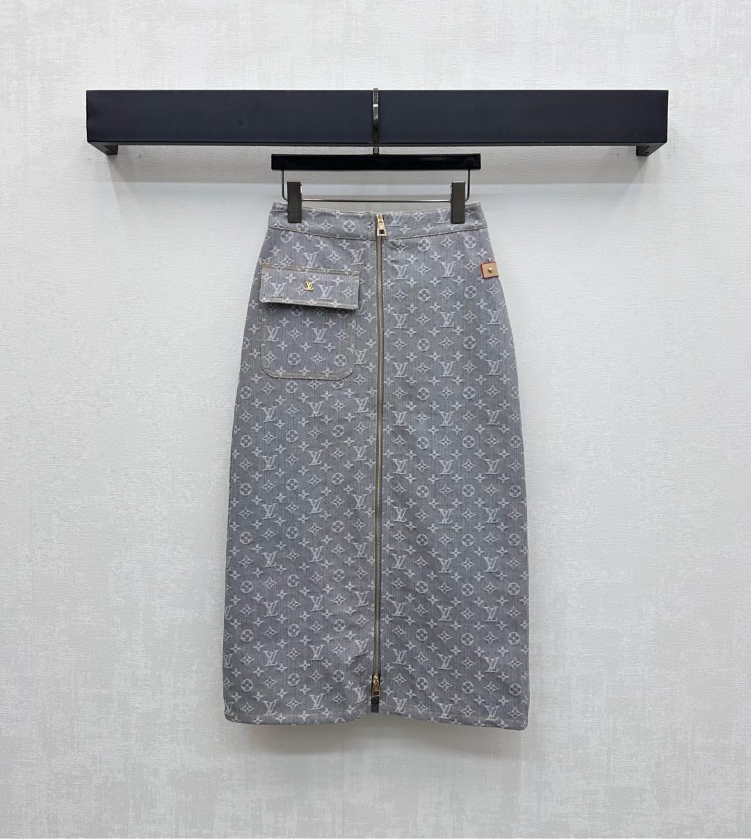 NO:479745,Louis Vuitto*2025 new product is available on the shelves of Jacquard denim skirt custom YB imported twill cotton denim material, comfortable and breathable, full of texture, full of iconic four-leaf clover letter jacquard elements, matched with waist and side leather markings to highlight the brand tone, decorated with double-head zipper adjustment design, combined with single-sided flip pocket style decoration, add layered and surface auxiliary materials development High-waist straight skirt tailoring, can be matched with the same series of jackets, complete sets of high-end fashion, easy to control every day commuting, high-end version,,louis vuitton, skirts, jackets & coats, jackets & coats, alexander wang19860909Louis Vuitto*2025新品上架提花牛仔半裙定制YB进口斜纹棉牛仔材质 舒适透气 质感十足 通体满铺标志性四叶草字母提花元素 搭配腰侧皮标点亮细节 彰显品牌调性 饰以双头拉链调节设计 配合单侧翻盖口袋版型装饰 增添造型层次感面辅料开发 高腰直筒半裙剪裁 可搭配同系列夹克外套 成套穿搭高级时髦 日常通勤都可轻松驾驭  高版本,,louis vuitton,skirts,jackets & coats,jackets & coats,alexander wang,Women's clothing