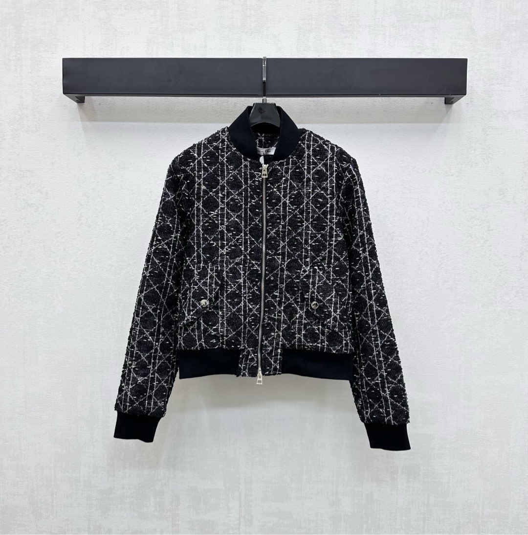 NO:483346,Dio*2025 new product launches on shelves of rattan plaid jacket custom YB imported cotton wool material, crisp and stylish, full of quality, black base, silver thread, rattan plaid elements, highlight the brand tone, symmetrical inclined flap pocket decoration, with engraved letter logo, snap buckle adjust thread elastic edge collision design, add styling layering, surface auxiliary material development, zipper baseball uniform jacket tailoring, can be matched with the same series of skirts and pants, complete sets of high-end and fashionable, ceiling silk lining, high-end version,,dior, skirts, jackets & coats, jackets & coats, real silk, alexander wang19860909Dio*2025新品上架藤格纹夹克外套定制YB进口棉毛材质 挺括有型 品相十足 通体黑底银线藤格纹满铺元素 彰显品牌调性 对称斜插翻盖口袋装饰 配合刻印字母徽标按扣调节螺纹弹力包边碰撞设计 增添造型层次感 面辅料开发 拉链棒球服外套剪裁 可搭配同系列裙裤 成套穿搭高级时髦 天花板真丝内衬 高版本,,dior,skirts,jackets & coats,jackets & coats,real silk,alexander wang,Women's clothing