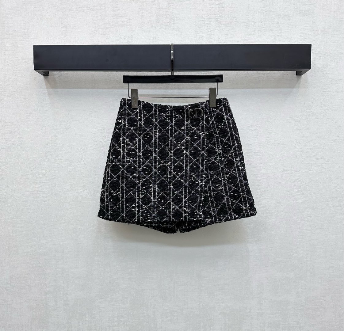 NO:483339,Dio*2025 new product is on the shelves of rattan plaid skirts and pants, custom YB imported cotton wool material, crisp and stylish, full of appearance, full of black background, silver plaid plaid elements, highlighting the brand tone, one-piece design with letter logo snap adjustment, adds styling layering, surface auxiliary material development, high-waist skirts and pants tailoring, can be matched with the same series of jackets, complete sets of high-end and fashionable, ceiling silk lining, high-version, dior, skirts, jackets & coats, real silk, alexander wang19860909Dio*2025新品上架藤格纹裙裤定制YB进口棉毛材质 挺括有型 品相十足 通体满铺黑底银线藤格纹元素 彰显品牌调性 一片式设计配合字母徽标按扣调节处理 增添造型层次感 面辅料开发 高腰裙裤剪裁 可搭配同系列外套 成套穿搭高级时髦 天花板真丝内衬 高版本,,dior,skirts,jackets & coats,real silk,alexander wang,Women's clothing