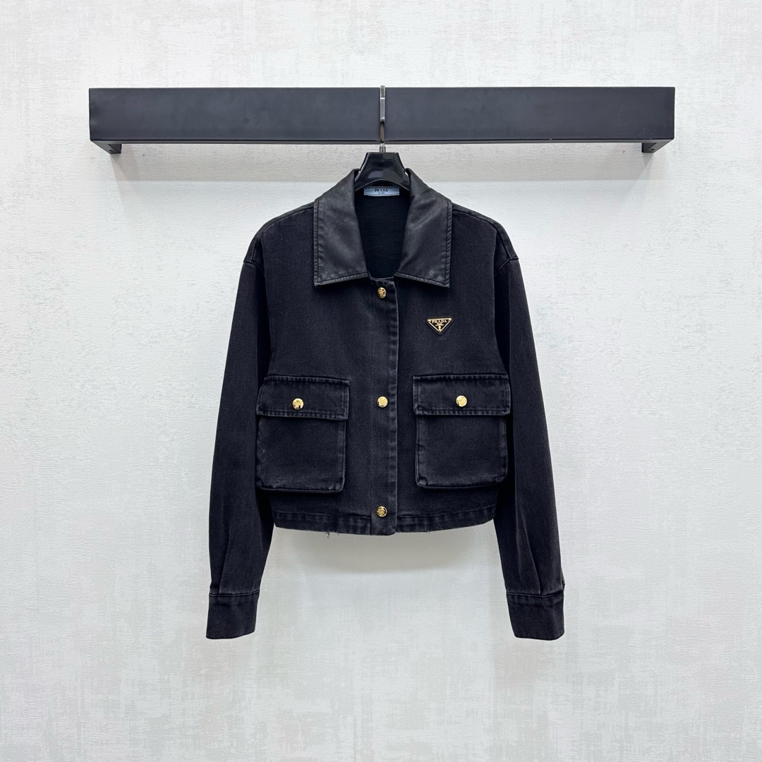 NO:483370,Prad*2025 new product is available on the shelves of leather collar denim jackets, custom YB imported twill cotton denim material, comfortable and breathable, crisp and stylish, leather collar splicing design, combined with the iconic triangle logo on the chest, highlighting the brand tone, Symmetrical flip pocket style treatment, adjust with the front closure, echoing the cuffs, adding a sense of styling, facial accessories, development of lapel jackets, tailoring, fashion and practical, versatile items, creating a charming, casual, sweet and cool style, easy to control during daily commuting, high-end version,, prada, jackets & coats, jackets & coats, alexander wang19860909Prad*2025新品上架皮革领牛仔外套定制YB进口斜纹棉牛仔材质 舒适透气 挺括有型 沿用皮革领口拼接设计 配合胸前标志性三角徽标点缀装饰 彰显品牌调性 对称翻盖口袋版型处理 配合前襟按扣调节 与袖口相互呼应 增添造型层次感 面辅料开发 翻领夹克外套剪裁 时尚与实用兼备百搭单品 打造魅力休闲甜酷风 日常通勤都可轻松驾驭  高版本,,prada,jackets & coats,jackets & coats,alexander wang,Women's clothing