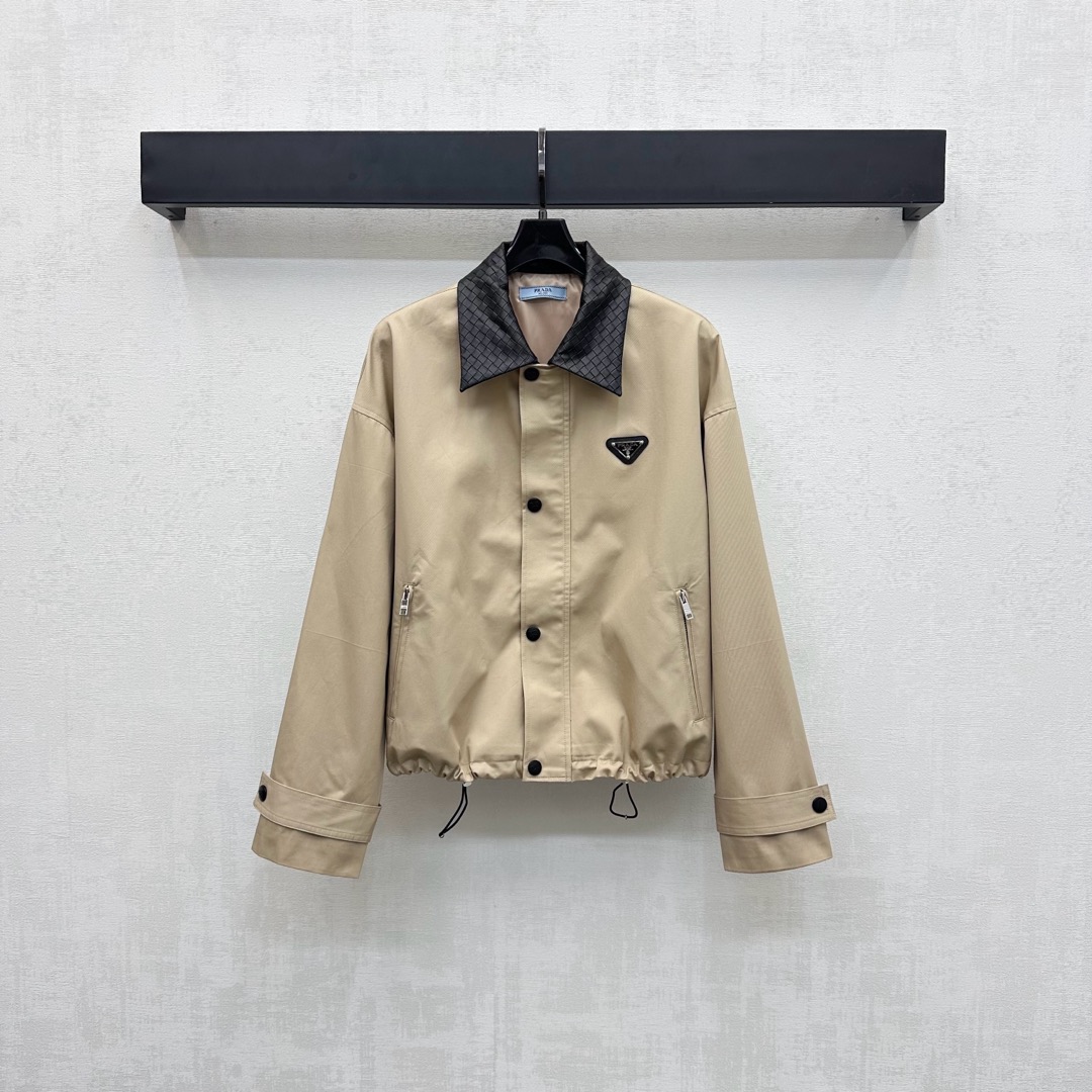 NO:483374,Prad*2025 new product is on the shelves of leather lapel jacket custom YB imported twill material, straight and comfortable and stylish, using leather neckline splicing design, symmetrical flip zipper pocket style treatment, with the front snap zipper adjustment, echoing the cuffs, adding layered look, the chest is embellished with the iconic triangle logo decoration, highlighting the brand tone, surface auxiliary material development, lapel jacket tailoring, upper body high-end retro, easy to control every day of commuting, high-end version,,prada, jackets & coats,jackets & coats,alexander wang19860909Prad*2025新品上架皮革领夹克外套定制YB进口斜纹绸材质 挺阔舒适有型 沿用皮革领口拼接设计 对称翻盖拉链口袋版型处理 配合前襟按扣拉链调节 与袖口相互呼应 增添造型层次感 胸前点缀标志性三角徽标装饰 彰显品牌调性 面辅料开发 翻领夹克外套剪裁 上身高级复古 日常通勤都可轻松驾驭 高版本,,prada,jackets & coats,jackets & coats,alexander wang,Women's clothing