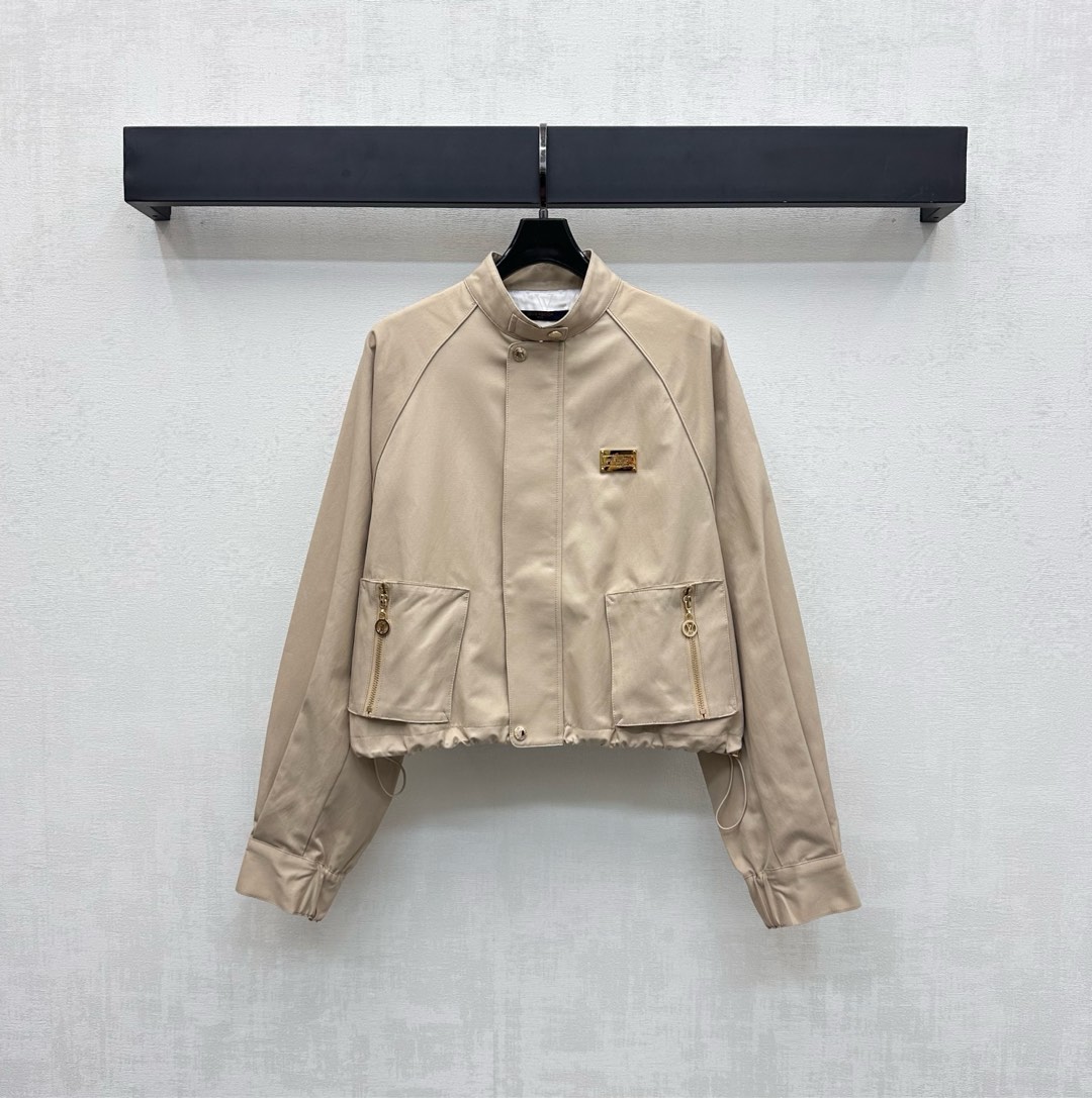 NO:483338,Louis Vuitto*2025 new product stand-alone collar jacket custom YB imported twill cotton material comfortable and breathable, full texture, iconic metal letter logo embellishment on the chest echoes the dark patterns of the ready-to-wear lining, illuminates details, highlights the brand tone, the front closure is adjusted with snap zipper, matches the symmetrical pocket pocket style design to add styling layering, surface auxiliary material development Standalone collar jacket tailoring, daily commuting outfit is simple and atmospheric, high-end fashionable, high-end 2 colors,,louis vuitton, jackets & coats, jackets & coats, alexander wang19860909Louis Vuitto*2025新品上架立领夹克外套定制YB进口斜纹棉材质 舒适透气 质感十足 胸前点缀标志性金属字母徽标装饰 与成衣内衬暗纹相互呼应 点亮细节 彰显品牌调性 前襟沿用按扣拉链调节 配合对称插兜口袋版型设计 增添造型层次感 面辅料开发 立领夹克外套剪裁 日常通勤穿搭简约大气 高级时髦   高版本2色,,louis vuitton,jackets & coats,jackets & coats,alexander wang,Women's clothing