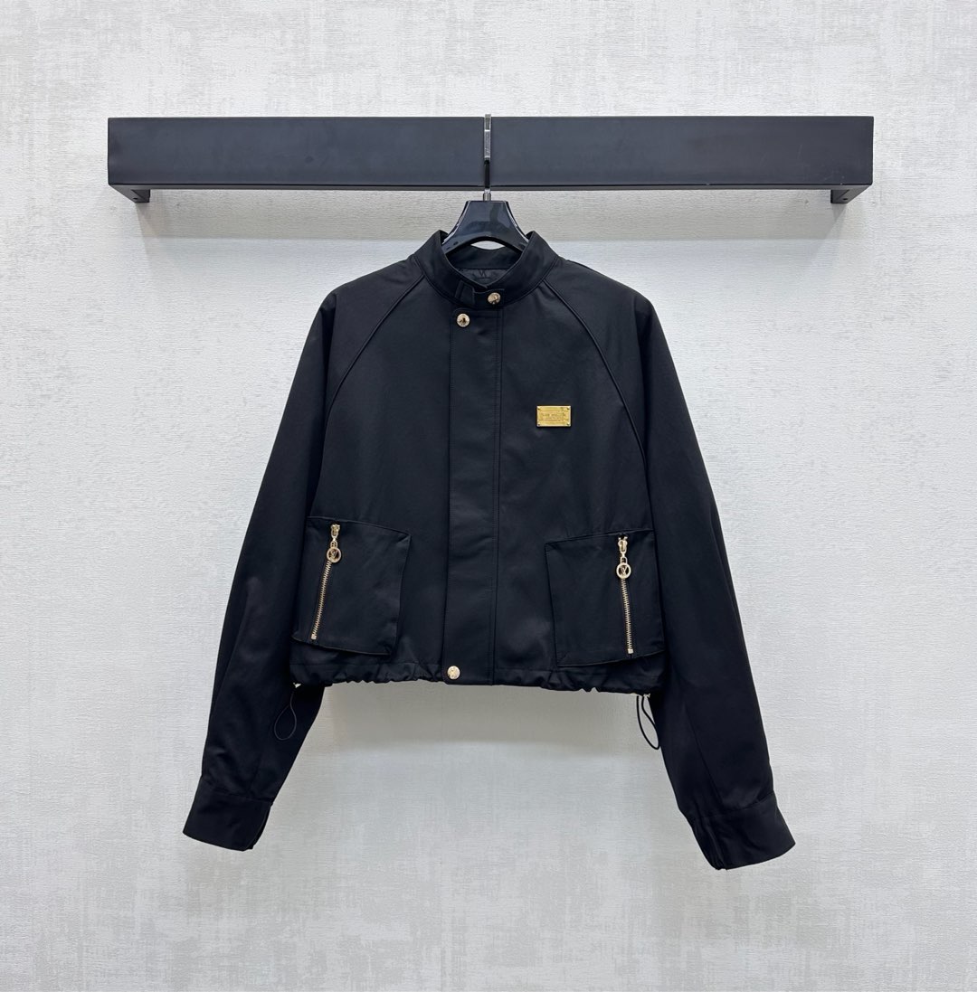 NO:483351,Louis Vuitto*2025 new product stand-alone collar jacket custom YB imported twill cotton material comfortable and breathable, full texture, iconic metal letter logo embellishment on the chest echoes the dark patterns of the ready-to-wear lining, illuminates details, highlights the brand tone, the front closure is adjusted with snap zipper, matches the symmetrical pocket pocket style design to add styling layering, surface auxiliary material development Standalone collar jacket tailoring, daily commuting outfit is simple and atmospheric, high-end fashionable, high-end 2 colors,,louis vuitton, jackets & coats, jackets & coats, alexander wang19860909Louis Vuitto*2025新品上架立领夹克外套定制YB进口斜纹棉材质 舒适透气 质感十足 胸前点缀标志性金属字母徽标装饰 与成衣内衬暗纹相互呼应 点亮细节 彰显品牌调性 前襟沿用按扣拉链调节 配合对称插兜口袋版型设计 增添造型层次感 面辅料开发 立领夹克外套剪裁 日常通勤穿搭简约大气 高级时髦   高版本2色,,louis vuitton,jackets & coats,jackets & coats,alexander wang,Women's clothing