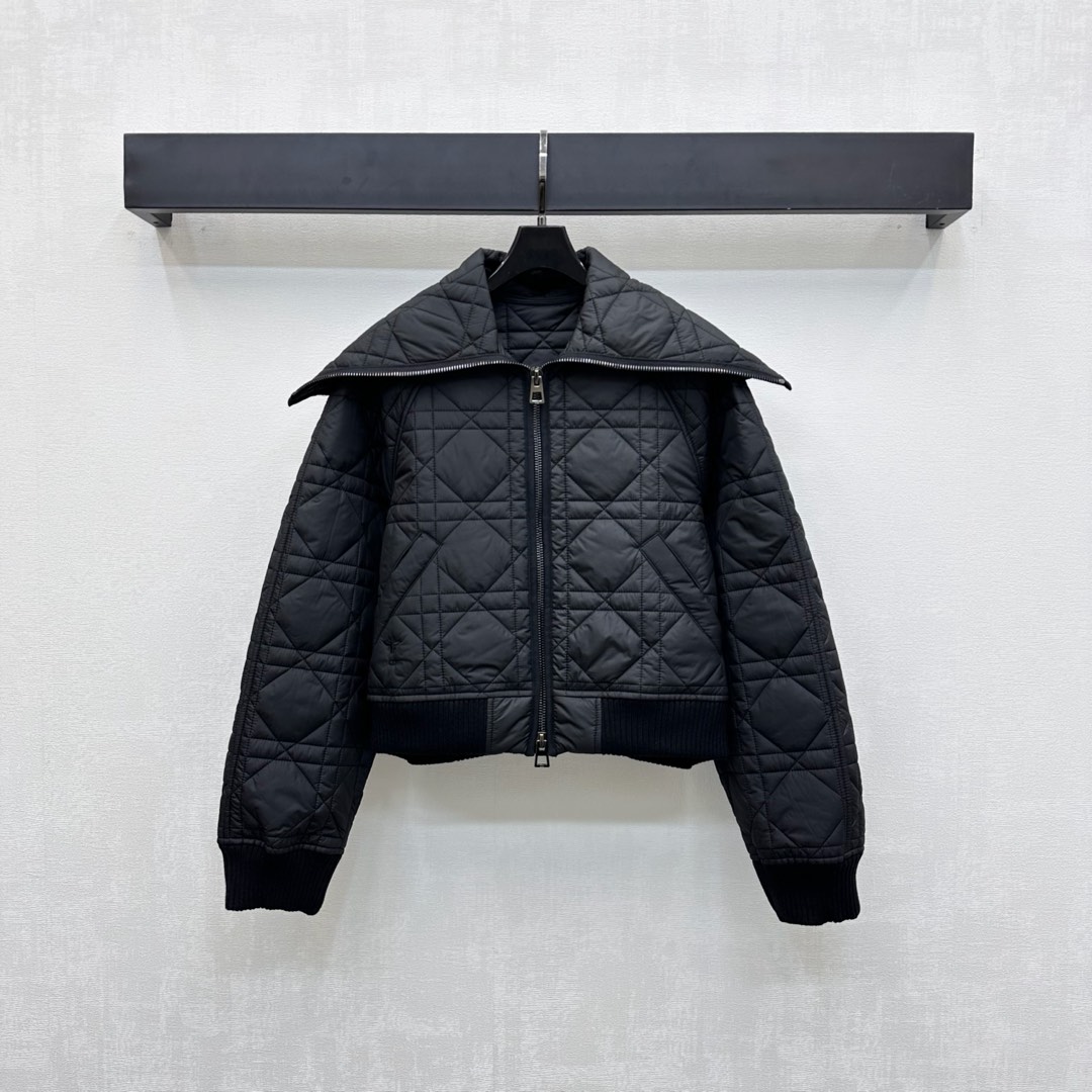 NO:483361,Dio*2025 new product launches on the shelves of diamond-grid large lapel cotton jacket custom YB imported recycled nylon material, warm and comfortable, improves the function of anti-cold in autumn and winter, and the inner down cotton filling is light and warm. The diamond-grid embossed design is used in the inside and outside. The waist is decorated with the iconic CD bee letter embroidery logo decoration, highlights the brand tone. The pocket-sized pocket-sized buckle style hand warmer increases capacity and is rich and practical. It is matched with elastic thread edges to add a sense of styling. The surface and auxiliary materials development. The shawls are cut and the lapel jacket is casual and fashionable. It is easy to match every day for commuting. High-version 2 colors,,dior,jackets & coats,down jacket,shawls,alexander wang19860909Dio*2025新品上架菱格大翻领棉服外套定制YB进口再生尼龙材质 保暖舒适 提升秋冬御寒功能 内里羽绒棉填充 轻盈保暖 通体内外均采用菱格压纹设计 配合腰侧融入标志性CD蜜蜂字母刺绣徽标装饰 彰显品牌调性 插兜口袋暗扣版型暖手增大容量丰富实用 搭配弹力螺纹包边 增添造型层次感 面辅料开发 披肩大翻领外套剪裁 穿搭休闲时髦 日常通勤随意搭配轻松驾驭  高版本2色,,dior,jackets & coats,down jacket,shawls,alexander wang,Women's clothing