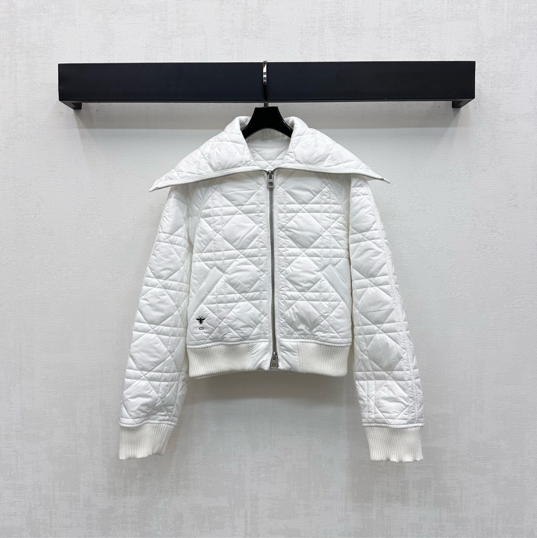 NO:483371,Dio*2025 new product launches on the shelves of diamond-grid large lapel cotton jacket custom YB imported recycled nylon material, warm and comfortable, improves the function of anti-cold in autumn and winter, and the inner down cotton filling is light and warm. The diamond-grid embossed design is used in the inside and outside. The waist is decorated with the iconic CD bee letter embroidery logo decoration, highlights the brand tone. The pocket-sized pocket-sized buckle style hand warmer increases capacity and is rich and practical. It is matched with elastic thread edges to add a sense of styling. The surface and auxiliary materials development. The shawls are cut and the lapel jacket is casual and fashionable. It is easy to match every day for commuting. High-version 2 colors,,dior,jackets & coats,down jacket,shawls,alexander wang19860909Dio*2025新品上架菱格大翻领棉服外套定制YB进口再生尼龙材质 保暖舒适 提升秋冬御寒功能 内里羽绒棉填充 轻盈保暖 通体内外均采用菱格压纹设计 配合腰侧融入标志性CD蜜蜂字母刺绣徽标装饰 彰显品牌调性 插兜口袋暗扣版型暖手增大容量丰富实用 搭配弹力螺纹包边 增添造型层次感 面辅料开发 披肩大翻领外套剪裁 穿搭休闲时髦 日常通勤随意搭配轻松驾驭  高版本2色,,dior,jackets & coats,down jacket,shawls,alexander wang,Women's clothing
