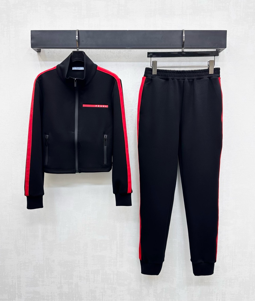 NO:483384,Prad*2025 new product stand-up collar jacket trousers set custom YB imported cotton and polyester material soft and comfortable, hang smooth and breathable. The sleeves and legs are decorated with contrasting stripes and decorated with clothes and embellished with iconic letter logos to show the brand tone. The plaid zipper adjustment design adds a sense of styling. The surface accessories are developed. Stand-collar jacket jacket is matched with the same series of leg trousers suits. The complete set can be easily controlled for daily travel. Fashion and relaxation. High-end version,,prada, jackets & coats,jackets & coats,alexander wang19860909Prad*2025新品上架立领外套长裤套装定制YB进口棉涤材质 柔软舒适 垂顺透气 袖侧腿侧沿用撞色条纹装饰配合成衣点缀标志性字母徽标融入其中 彰显品牌调性 开襟拉链调节设计 增添造型层次感 面辅料开发 立领夹克外套搭配同系列束腿长裤套装 成套穿搭日常出行都能轻松驾驭 时尚松弛 高版本,,prada,jackets & coats,jackets & coats,alexander wang,Women's clothing