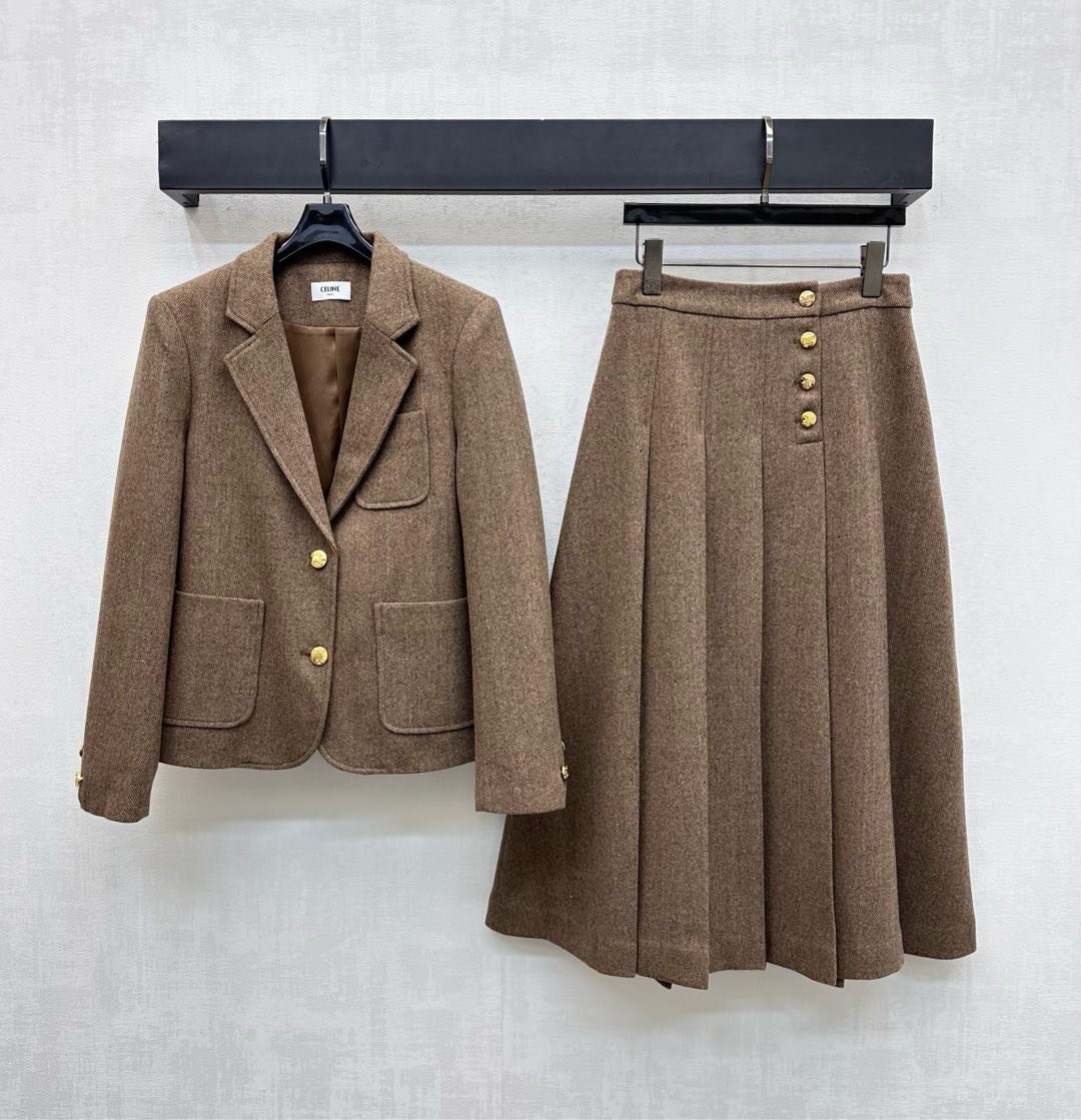 NO:483362,Celin*2025 new product silhouette suit jacket skirt suit customized YB imported fine imitation wool material, delicate texture, smooth and stylish, decorated with a gun-baring collar and a symmetrical pocket style to add layering, ready-made garment heavy industry metal buttons engraved with an iconic letter logo decoration, highlighting the brand tone, umbrella pleated skirt shaping, illuminating details, surface auxiliary materials development, shoulder lapel suit with the same series pleated skirt suit, complete set with high-end retro, first choice for daily commuting and attending events, full aura, high-end version, celine, skirts, jackets & coats, business suit, alexander wang19860909Celin*2025新品上架廓形西装外套半裙套装定制YB进口精仿羊毛材质 质感细腻 垂顺有型 饰以枪驳领搭配对称口袋版型 增添造型层次感 成衣重工金属纽扣刻印标志性字母徽标装饰 彰显品牌调性 伞扩压褶裙摆造型点亮细节 面辅料开发 正肩翻领西装搭配同系列压褶半裙套装 成套搭配高级复古 日常通勤与出席活动穿搭首选 气场十足 高版本,,celine,skirts,jackets & coats,business suit,alexander wang,Women's clothing