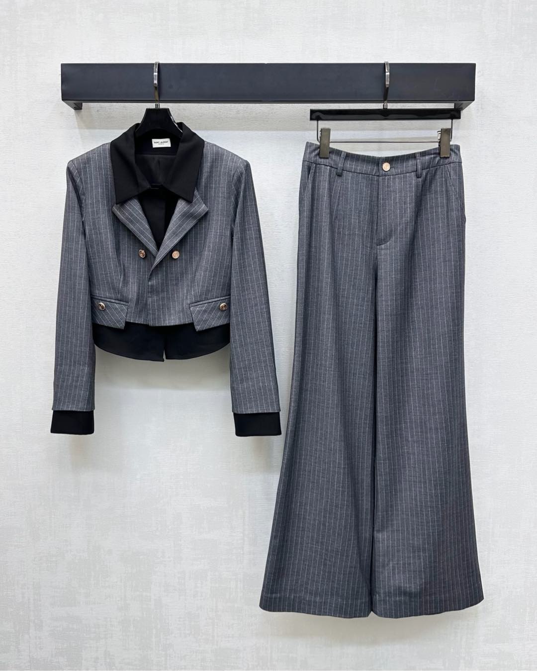 NO:483357,Ysl / Saint Laurent*2025 new product is on the shelves of striped suits and trousers sets. Customized YB imported cotton material. It is sleek and stylish. It has a full texture. The whole body is covered with pinstripes. The black details of the inner layer of the jacket show a fake two-piece layering effect. Add a sense of styling. The gun collar is combined with the engraved golden placket. It highlights the brand tone. Simple and atmospheric. The flip pocket adds design highlights. High-end fashion. The surface auxiliary material development. Lapel front shoulder short suit is matched with the same series. High-waisted straight trousers. Modify the figure to create a sense of atmospheric lines. Commuting and attending important occasions. Complete sets of outfits show noble and luxurious taste. High-version, saint laurent, saint laurent, jackets & coats, business suit, alexander wang19860909Ysl / Saint Laurent*2025新品上架条纹西装长裤套装定制YB进口人棉材质 垂顺有型 质感十足 通体满铺细条纹交织 外套内层拼接黑色细节呈现假两件式叠穿效果 增添造型层次感 枪驳领配合刻印金色襟扣调节 彰显品牌调性 简约大气 翻盖口袋增加设计亮点 高级洋气 面辅料开发 翻领正肩短款西装搭配同系列高腰直筒长裤 修饰身材打造大气线条感 通勤与出席重要场合 成套穿搭展现高贵奢华品味 高版本,,saint laurent,saint laurent,jackets & coats,business suit,alexander wang,Women's clothing