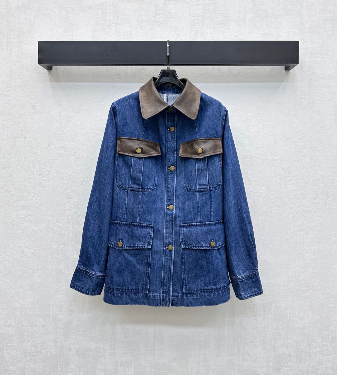 NO:483367,Prad*2025 new product is on the shelves of leather spliced ​​denim jackets, customized YB imported twill cotton denim material, comfortable and breathable, crisp and stylish, used to splice the leather neckline, echoing the upper edge of the chest flip pocket, and embellished with the iconic triangle leather logo decoration behind the back to highlight the brand tone, the plaid button adjustment is adjusted with the hem, which adds a sense of styling, facial accessories development, long lapel jacket tailoring, daily commuting outfits, high-end version,, prada, jackets & coats,alexander wang19860909Prad*2025新品上架皮革拼接牛仔外套定制YB进口斜纹棉牛仔材质 舒适透气 挺括有型 沿用皮革领口拼接处理 与胸前翻盖口袋上缘相互呼应 配合背后点缀标志性三角皮标装饰 彰显品牌调性 开襟纽扣调节搭配下摆出开叉设计 增添造型层次感 面辅料开发 翻领长款外套剪裁 日常通勤穿搭出彩时髦  高版本,,prada,jackets & coats,alexander wang,Women's clothing