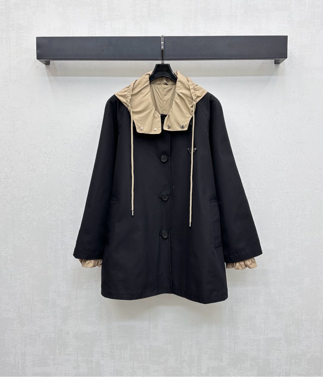 NO:484213,Prad*2025 new product is on the shelves of the disassembled hooded double-sided jacket. Customized YB imported twill cotton nylon material. Comfortable and breathable, crisp and stylish. The chest is decorated with iconic triangle logo. It highlights the brand tone. The plaid button adjustment is used to adjust with the pocket pocket. The style is rich and practical. It adds a sense of styling. The detachable hat design highlights the details. The surface and auxiliary materials are developed. The lapel windbreaker jacket is cut. The upper body is retro and advanced. It meets the various needs of daily commuting. High-version, prada, jackets & coats,hats,alexander wang.19860909Prad*2025新品上架拆卸连帽双面外套定制YB进口斜纹棉尼龙材质 舒适透气 挺括有型 胸前点缀标志性三角徽标装饰 彰显品牌调性 沿用开襟纽扣调节配合插兜口袋版型丰富实用 增添造型层次感 可拆卸帽子设计点亮细节 面辅料开发 翻领风衣外套剪裁 上身复古高级 满足日常通勤多种需求  高版本,,prada,jackets & coats,hats,alexander wang,Women's clothing