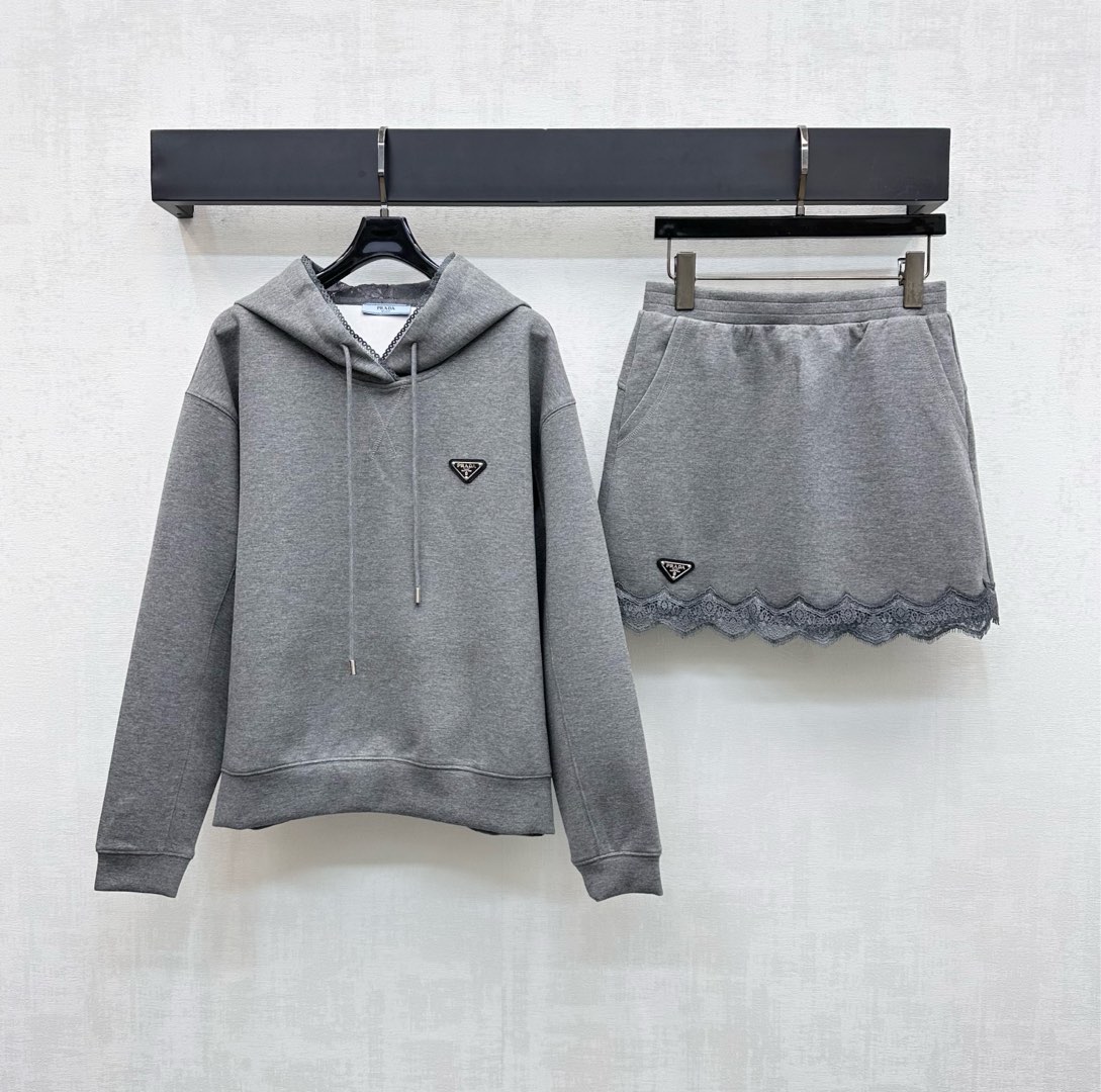 NO:484190,Prad*2025 new product is on the shelves of spliced ​​hooded tops and short skirts set. Customized YB imported twill cotton material, breathable and comfortable, sleek and stylish. The brim is decorated with lace splicing design, which echoes the hem of the skirt to add layering. Decorated with the iconic triangle logo to highlight the brand tone. Face and auxiliary materials development. Hooded pullover sweatshirts are matched with the same series of elastic waist skirt suits. The complete set is loose and fashionable. It can easily wear long legs. You can control your daily commuting casually. High-version 2 colors, prada, hoodie, sweatshirts, skirts, hats, alexander wang19860909Prad*2025新品上架拼接连帽上衣短裙套装 定制YB进口斜纹棉材质 透气舒适 垂顺有型 帽沿饰以蕾丝拼接设计 与裙摆相互呼应 增添造型层次感 饰以标志性三角徽标点缀装饰 彰显品牌调性 面辅料开发 连帽套头卫衣搭配同系列弹力腰半裙套装 成套穿搭松弛时髦 轻松穿出长腿魅力 日常通勤随意驾驭  高版本2色,,prada,hoodie,sweatshirts,skirts,hats,alexander wang,Women's clothing