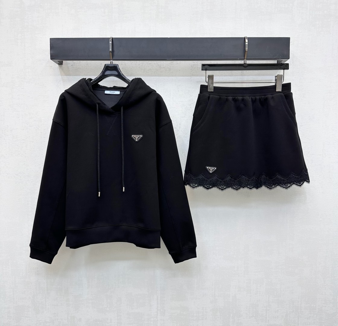 NO:484202,Prad*2025 new product is on the shelves of spliced ​​hooded tops and short skirts set. Customized YB imported twill cotton material, breathable and comfortable, sleek and stylish. The brim is decorated with lace splicing design, which echoes each other with the hem of the skirt to add layering. Decorated with the iconic triangle logo to highlight the brand tone. Face and auxiliary materials development. Hooded pullover sweatshirts are matched with the same series of elastic waist skirt suits. The complete set is loose and fashionable. It can easily wear long legs. You can control your daily commuting. High-end version 2 colors, prada, hoodie, sweatshirts, skirts, hats, alexander wang19860909Prad*2025新品上架拼接连帽上衣短裙套装 定制YB进口斜纹棉材质 透气舒适 垂顺有型 帽沿饰以蕾丝拼接设计 与裙摆相互呼应 增添造型层次感 饰以标志性三角徽标点缀装饰 彰显品牌调性 面辅料开发 连帽套头卫衣搭配同系列弹力腰半裙套装 成套穿搭松弛时髦 轻松穿出长腿魅力 日常通勤随意驾驭  高版本2色,,prada,hoodie,sweatshirts,skirts,hats,alexander wang,Women's clothing