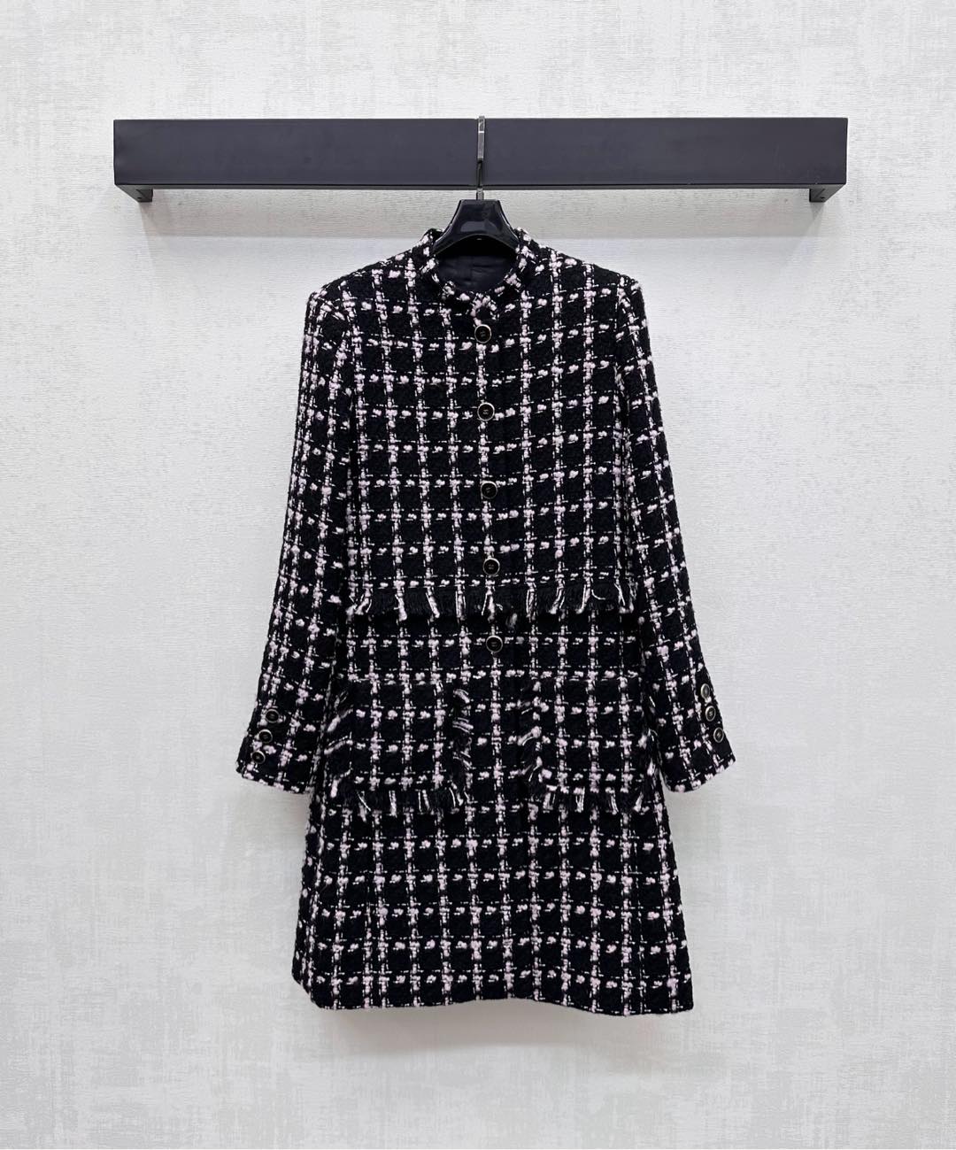 NO:484191,Chane*2025 new product is on the shelves of woven long coats with custom YB imported coarse wool woolen material. The texture is obvious and the texture is full. The rough striped wool woolen fabric creates a famous style. The edge of the waist pocket is fur fur tassel edge treatment. Combined with the exquisite pink black woven texture, adds a sense of styling. The single-row printed round button adjustment design highlights the brand tone. The development of surface accessories. The round neck and collar dress tailoring. The mid-length style can be used as a jacket or dress. The upper body is high-end and fashionable. High-end version 36 38 40,,chanel, skirts, jackets & coats,alexander wang19860909Chane*2025新品上架编织洋装长款外套定制YB进口粗纺羊毛呢材质 肌理明显 质感十足 粗花条纹毛呢面料打造名媛风典范 腰间口袋边缘毛絮流苏边处理 配合精致粉黑色系编织纹理 增添造型层次感 开襟单排印刻圆扣调节设计 彰显品牌调性 面辅料开发 圆领开襟连衣裙剪裁 中长款可做外套或连衣裙穿搭 上身高级时髦 高版本36 38 40,,chanel,skirts,jackets & coats,alexander wang,Women's clothing