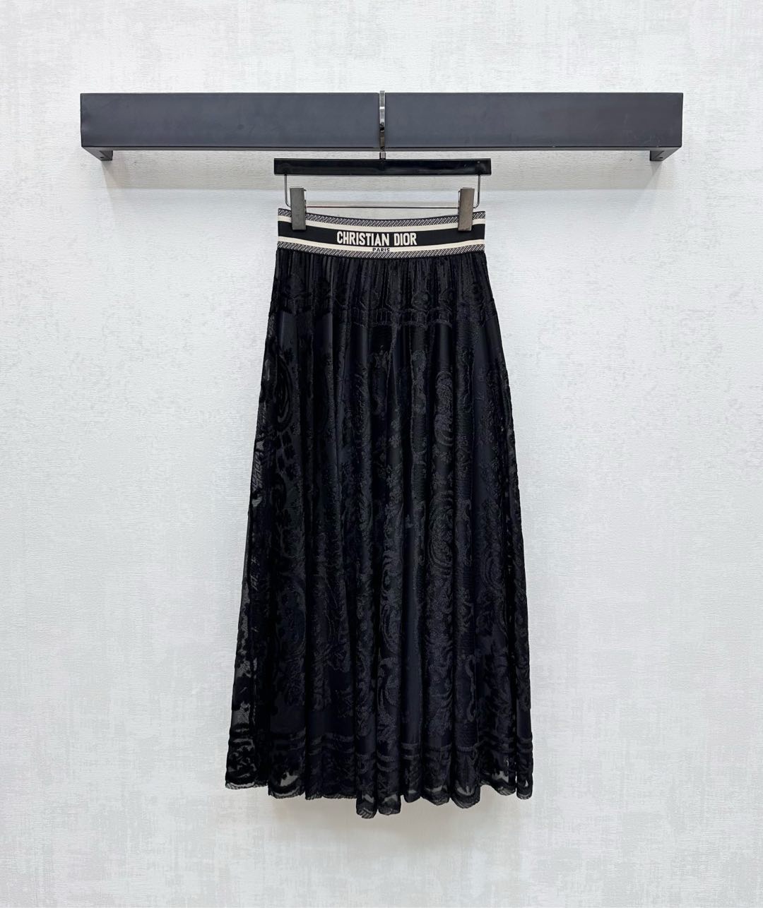 NO:485218,Dio*2025 new product launching webbing lace skirt custom YB imported lace flocking material texture, shiny, comfortable and skin-nourishing, iconic letter webbing adjustment decoration at waist, highlighting the brand tone, full body lace fabric embroidery design, combined with the hem, umbrella-shaped pleated skirt treatment, successfully slimming the hips to modify the legs, slimming and relaxing, and add a sense of styling, facial auxiliary materials development, high-waist mid-length skirt tailoring, casual outfit, high-end fashion, high-end version,,dior, skirts,alexander wang19860909Dio*2025新品上架织带蕾丝半裙定制YB进口蕾丝植绒材质 质感光泽 舒适养肤 腰间标志性字母织带调节装饰 彰显品牌调性 通体蕾丝面料点缀植绒绣花设计 配合下摆外扩伞状压褶裙摆处理 成功显瘦遮胯修饰腿形显瘦松弛 增添造型层次感 面辅料开发 高腰中长半裙剪裁 随便搭配穿搭高级时髦  高版本,,dior,skirts,alexander wang,Women's clothing