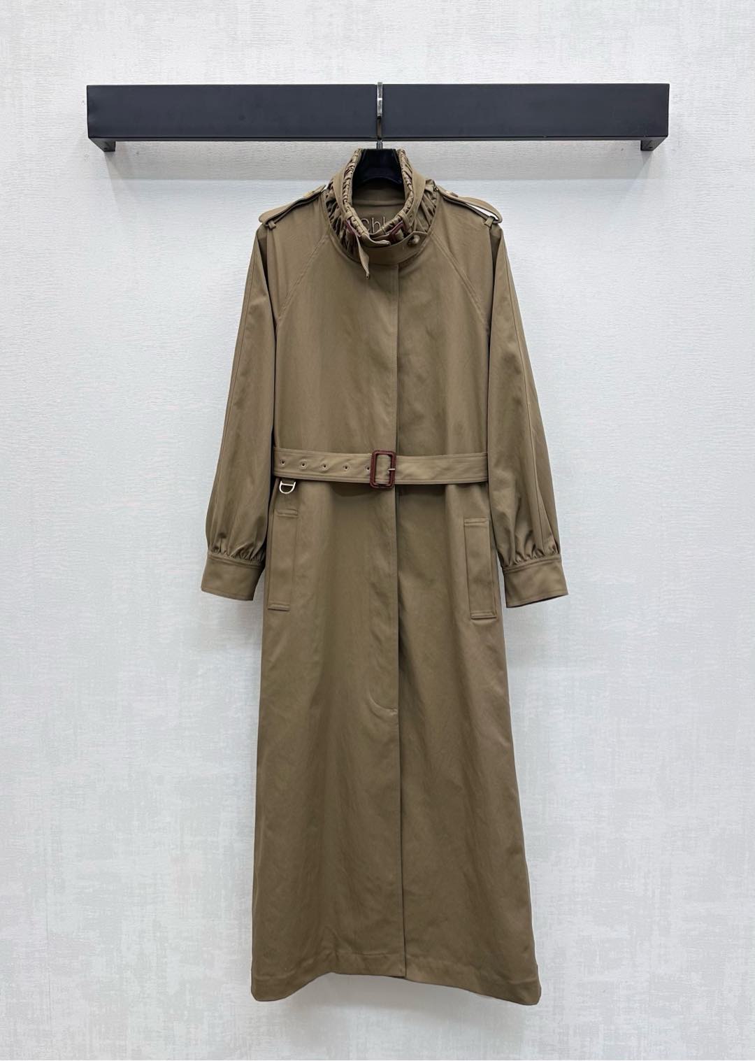 NO:485241,Chloe*2025 new product stand-alone collar pleated trench coat custom YB imported cotton and polyester material, straight and comfortable and stylish, the collar of the ready-to-wear lining is decorated with an embroidered logo embroidered with the iconic letter embroidery logo, highlighting the brand tone, the waist fabric perforated belt adjustment, with symmetrical pocket-sized pocket-size design, add layered look, the hem slit design lights up details, surface auxiliary materials development, long windbreaker jacket tailoring, upper body high-end retro, easy to control everyday commuting combination, high-end version, chloe, loewe, jackets & coats, alexander wang19860909Chloe*2025新品上架立领褶皱风衣外套定制YB进口棉涤材质 挺阔舒适有型 成衣里布领口饰以标志性字母刺绣徽标点缀装饰 彰显品牌调性 腰间本布穿孔腰带调节 配合对称插兜口袋版型设计 增添造型层次感 下摆开叉设计点亮细节 面辅料开发 长款风衣外套剪裁 上身高级复古 日常通勤搭配都可轻松驾驭  高版本,,chloe,loewe,jackets & coats,alexander wang,Women's clothing