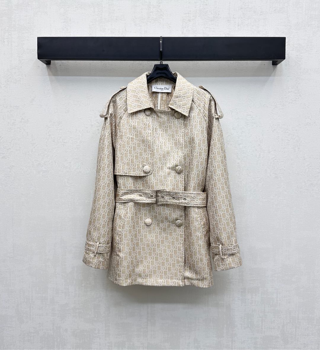 NO:485272,Dio*2025 new product lapel jacquard trench coat custom YB imported jacquard material with high-quality texture, crisp and stylish, full of iconic letters and logo jacquard elements, highlighting the brand tone, decorate with open-clad buttons to adjust loose and comfortable, match with perforated belt design of this fabric, eye-catching and full score, easily outline the waistline with short upper and lower length, add styling layering, surface auxiliary materials development, lapel trench coat tailoring, meet various needs for commuting and date, more fashionable and fashionable outfits, high version 2 colors,,dior,jackets & coats,alexander wang19860909Dio*2025新品上架翻领提花风衣外套定制YB进口提花材质 质感高级 挺括有型 通体满铺标志性字母徽标提花元素 彰显品牌调性 饰以开襟纽扣调节宽松舒适 配合本布穿孔腰带设计 吸睛满分 轻松勾勒腰线划分上短下长好比例 增添造型层次感 面辅料开发 翻领风衣外套剪裁 满足通勤约会多种需求 穿搭更时髦潮流 高版本2色,,dior,jackets & coats,alexander wang,Women's clothing