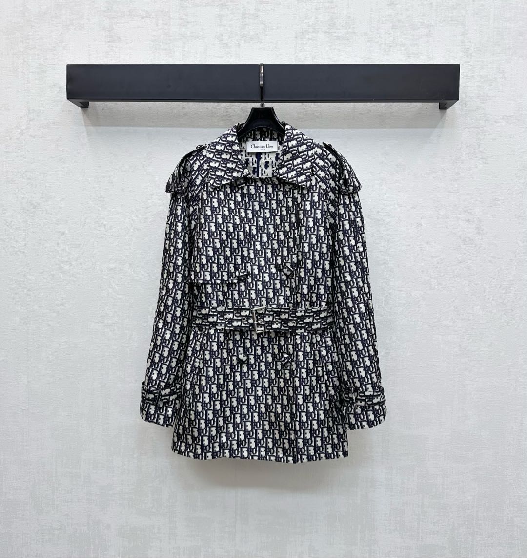 NO:485257,Dio*2025 new product lapel jacquard trench coat custom YB imported jacquard material with high-quality texture, crisp and stylish, full of iconic letters and logo jacquard elements, highlighting the brand tone, decorate with open-clad buttons to adjust loose and comfortable, match with perforated belt design of this fabric, eye-catching and full score, easily outline the waistline with short upper and lower length, add styling layering, surface auxiliary materials development, lapel trench coat tailoring, meet various needs for commuting and date, more fashionable and fashionable outfits, high version 2 colors,,dior,jackets & coats,alexander wang19860909Dio*2025新品上架翻领提花风衣外套定制YB进口提花材质 质感高级 挺括有型 通体满铺标志性字母徽标提花元素 彰显品牌调性 饰以开襟纽扣调节宽松舒适 配合本布穿孔腰带设计 吸睛满分 轻松勾勒腰线划分上短下长好比例 增添造型层次感 面辅料开发 翻领风衣外套剪裁 满足通勤约会多种需求 穿搭更时髦潮流 高版本2色,,dior,jackets & coats,alexander wang,Women's clothing