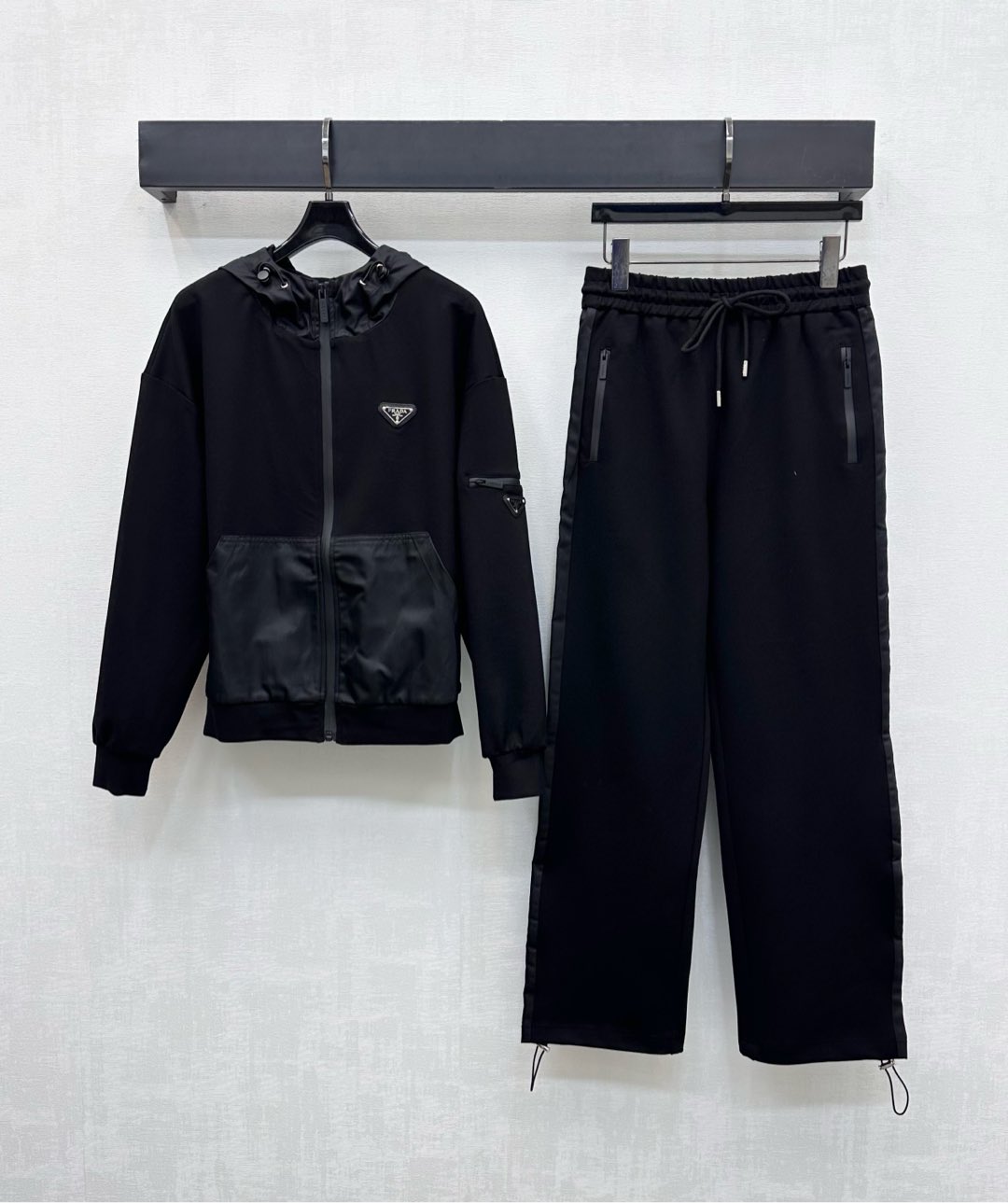 NO:485231,Prad*2025 new product hooded jacket trouser trouser set Customized YB imported twill cotton nylon material, crisp, comfortable and stylish, use open zipper adjustment and symmetrical pocket pocket style design, rich and practical, add layered look, chest hand sleeves embellish the iconic triangle logo decoration, highlight the brand tone, surface auxiliary material development Hooded jacket with the same series high-waist drawstring wide-leg pants suit, complete set simple and high-end, the upper body is loose and fashionable, and daily commuting is easy to control. High-end version,,prada, jackets & coats, jackets & coats,hats,alexander wang19860909Prad*2025新品上架连帽外套长裤套装 定制YB进口斜纹棉尼龙材质 挺括舒适有型 沿用开襟拉链调节配合对称插兜口袋版型设计 丰富实用 增添造型层次感 胸前手袖点缀标志性三角徽标装饰 彰显品牌调性 面辅料开发 连帽夹克外套搭配同系列高腰抽绳阔腿裤套装 成套穿搭简约高级 上身松弛时髦 日常通勤随意驾驭  高版本,,prada,jackets & coats,jackets & coats,hats,alexander wang,Women's clothing