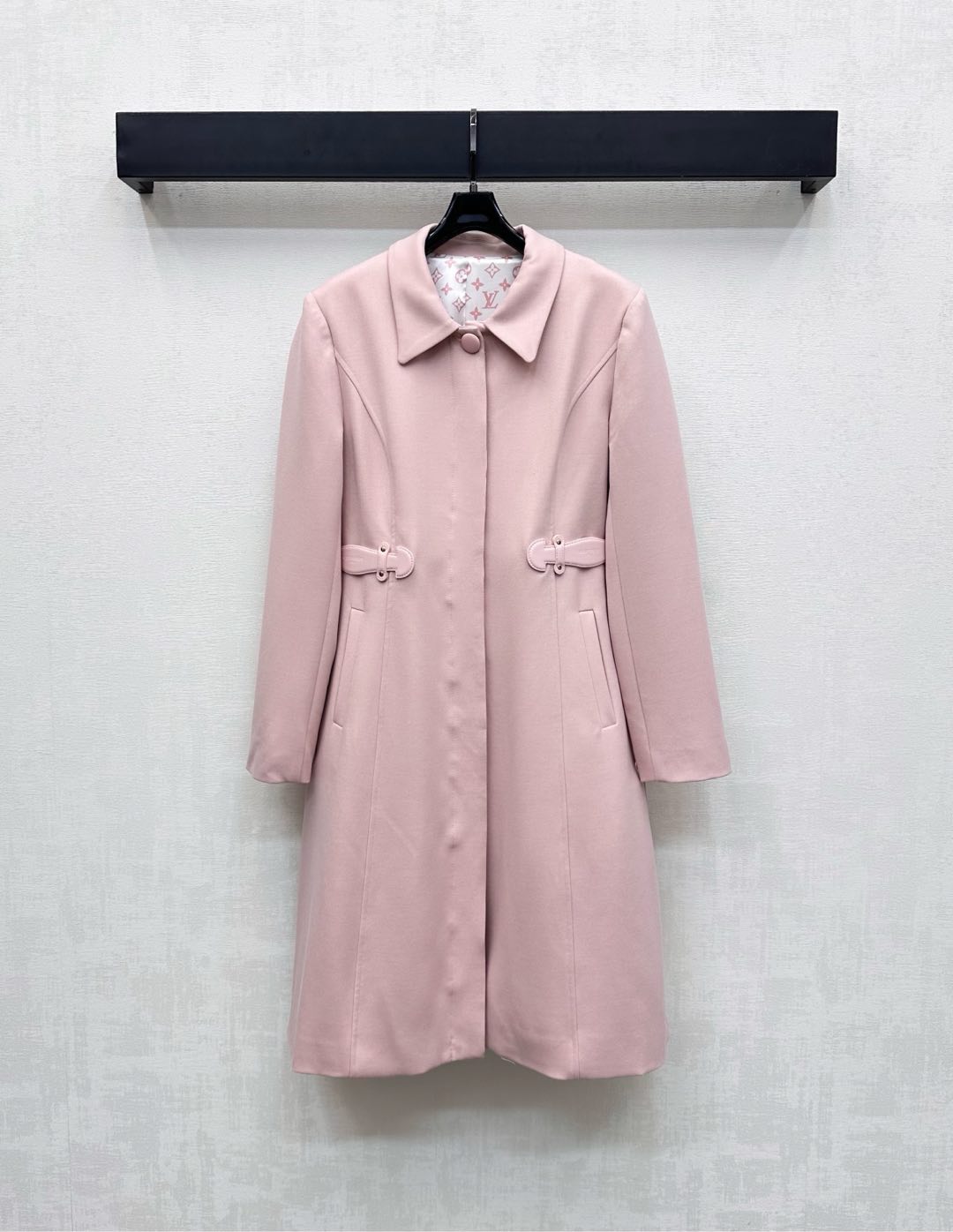 NO:485212,Louis Vuitto*2025 new product is on the shelves of the lapel leather buckle twill coat custom YB imported twill cotton material breathable and comfortable, full texture The ready-to-wear is covered with iconic four-leaf clover letter printing elements, combined with the waist-engraved letter leather logo decoration to highlight the brand tone, the opening and concealed button adjustment and symmetrical pocket-sized pocket-size style design, rich and practical, and add a sense of styling, facial auxiliary materials development, lapel long windbreaker jacket tailoring, the upper body is simple and advanced, and enhance the fashion of outdoor activities, any unexpected match is brilliant and fashionable, high-end version 2 colors,,louis vuitton, jackets & coats,alexander wang19860909Louis Vuitto*2025新品上架翻领皮扣风衣外套定制YB进口斜纹棉材质 透气舒适 质感十足 成衣里布满铺标志性四叶草字母印花元素 配合腰间刻印字母皮标装饰 彰显品牌调性 开襟暗扣调节搭配对称插兜口袋版型设计 丰富实用 增添造型层次感 面辅料开发 翻领长款风衣外套剪裁 上身简约高级 提升户外活动穿搭的时尚度 随意外搭都出彩时髦 高版本2色,,louis vuitton,jackets & coats,alexander wang,Women's clothing