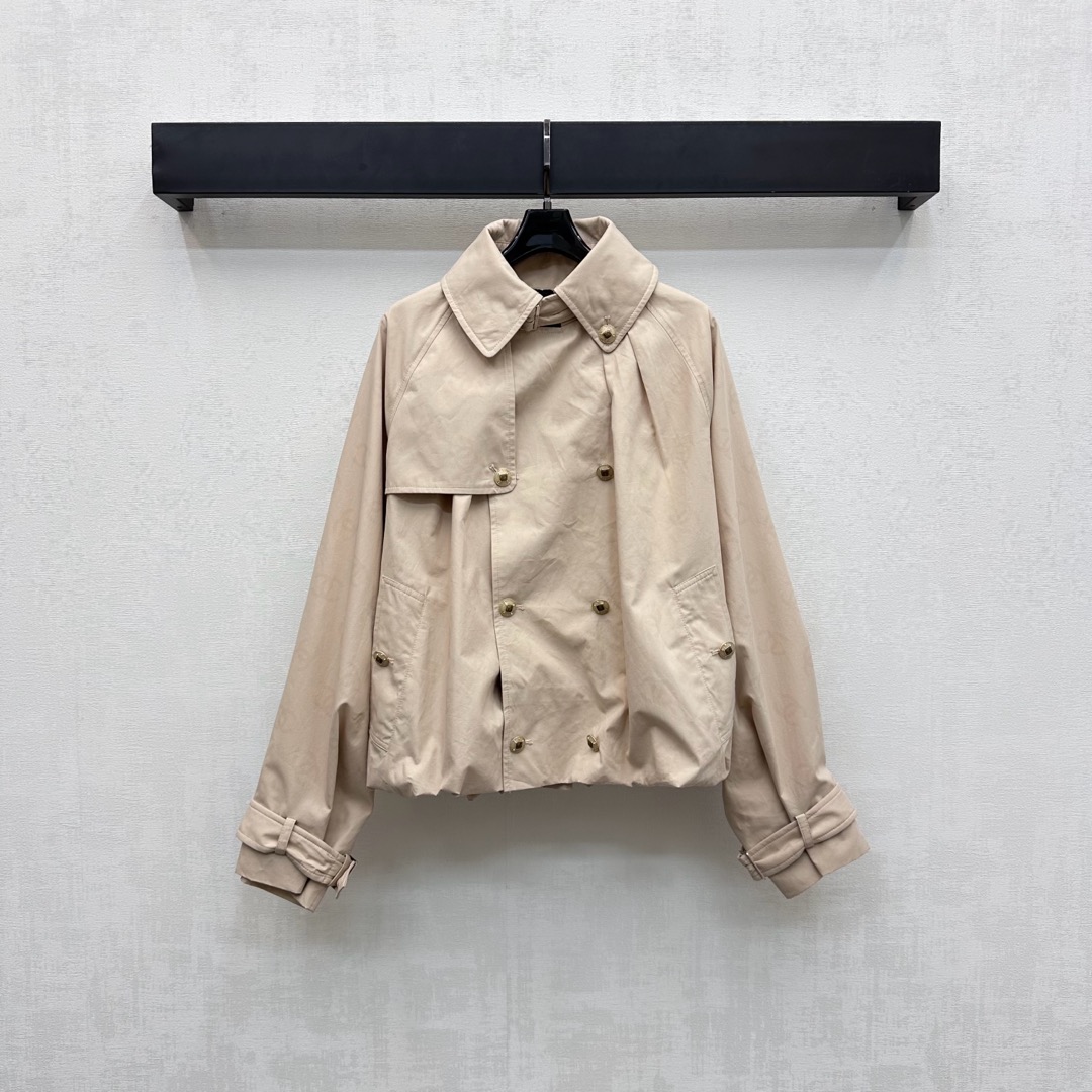 NO:485273,Chane*2025 new product is on the shelves of shawl dark pattern windbreaker jacket customized YB imported silk cotton windbreaker material, texture stands upright, top body is stylish, use black technology to hide function, waterproof fabric appears dark pattern double C letter logo pattern when it encounters water, low-key to highlight the brand tone, retro and fashionable, the back is extended to one shoulder, with a shawl collar as the highlight, combined with the adjustment design of double-row engraved gold buckle and cuff buckle, adds a sense of styling, fits the human body curve and enriches visual effects, effectively divides proportional curves, develops surface auxiliary materials, regular windbreaker jacket cuts, more stylish and advanced, a versatile item for seasonal high-quality smart and versatile, daily commuting fashionable and exquisite outfit, high-end version 36 38 40,,chanel, jackets & coats,shawls,alexander wang19860909Chane*2025新品上架披肩暗纹风衣外套定制YB进口丝棉风衣材质 质感立挺 上身有型 沿用黑科技隐藏功能 防水面料遇水即现暗纹双C字母Logo图案 低调彰显品牌调性 复古又时尚 后背伸至单肩饰以披肩领作为亮点 配合双排刻印金扣和袖带扣调节设计 增添造型层次感 贴合人体曲线丰富视觉效果 有效划分比例曲线 面辅料开发 常规风衣外套剪裁 更显格调高级 一款换季高智感百搭单品 日常通勤时髦精首选穿搭 高版本36 38 40,,chanel,jackets & coats,shawls,alexander wang,Women's clothing