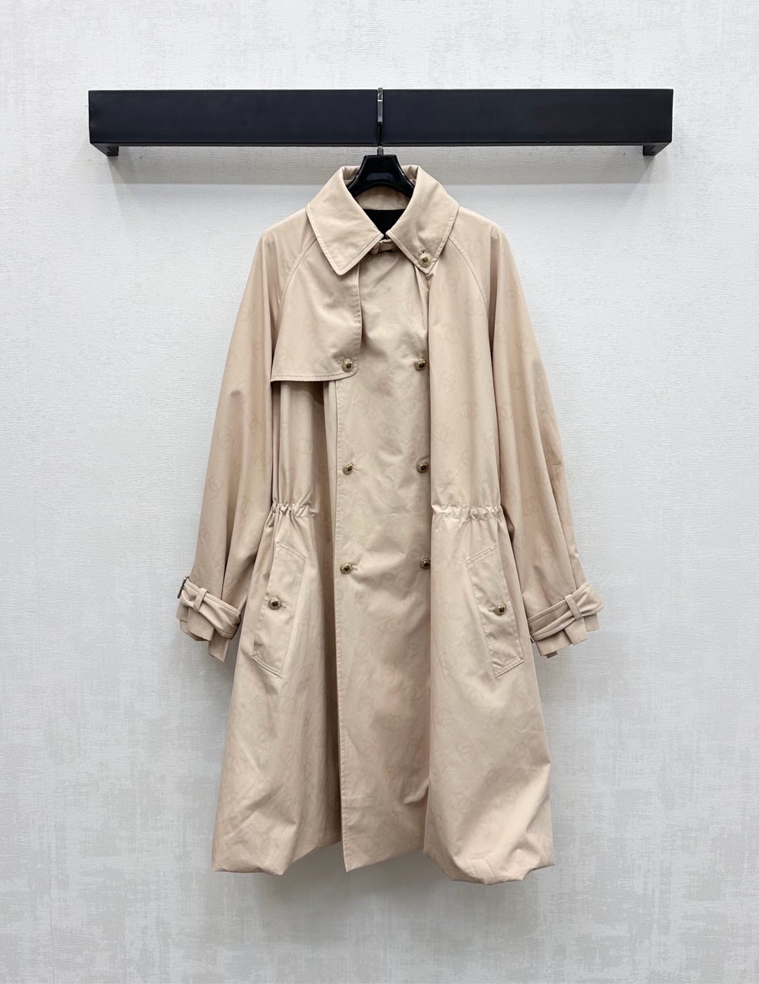 NO:485259,Chane*2025 new product is on the shelves of shawl dark pattern long windbreaker jacket customized YB imported silk cotton windbreaker material, texture stands upright, top body is stylish, use black technology to hide function, waterproof fabric appears dark pattern double C letter logo pattern when it encounters water, low-key to highlight the brand tone, retro and fashionable, the whole body pleated cut shoulder trim is made with a shawl collar as the highlight, combined with double rows of engraved gold buckles and cuff buckle adjustment design, adds a sense of styling layering, drawstrings at the inner waist, waist-hugging treatment, fits the human body curve and enriches visual effects, effectively divides proportional curves, surface auxiliary materials development, lapel long windbreaker jacket cuts, more stylish and advanced, a high-quality and intelligent and versatile item for changing seasons, the first choice for daily commuting fashionable high-end style, high-end version 36 38 40,,chanel, jackets & coats,shawls,alexander wang19860909Chane*2025新品上架披肩暗纹长款风衣外套定制YB进口丝棉风衣材质 质感立挺 上身有型 沿用黑科技隐藏功能 防水面料遇水即现暗纹双C字母Logo图案 低调彰显品牌调性 复古又时尚 通体压褶裁剪单肩饰以披肩领作为亮点 配合双排刻印金扣和袖带扣调节设计 增添造型层次感 内里腰间抽绳收腰处理 贴合人体曲线丰富视觉效果 有效划分比例曲线 面辅料开发 翻领长款风衣外套剪裁 更显格调高级 一款换季高智感百搭单品 日常通勤时髦精首选穿搭 高版本36 38 40,,chanel,jackets & coats,shawls,alexander wang,Women's clothing