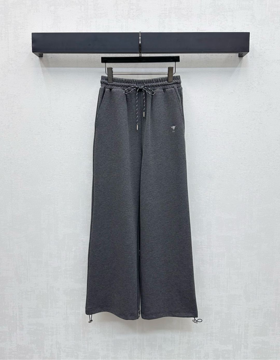 NO:486259,Dio* new product is available. Drawstring straight trousers. Customized YB imported twill cotton. Comfortable and breathable. Drawstrings are used at the waist. Delicate and durable details. Add a sense of styling. Iconic letter logo embellishment and decoration. Face and auxiliary materials. Wide-leg straight trousers. Cut the style and tailoring. Inclusive body shape to make the outfit fashionable and fashionable. Must-have items for all seasons. High-version 2 colors, dior, alexander wang.19860909Dio*新品上架 抽绳直筒长裤 定制YB进口斜纹棉材质 舒适透气 垂感十足 腰间沿用抽绳绞花 精致耐看的细节 增添造型层次感 标志性字母徽标点缀装饰 彰显品牌调性 面辅料开发 阔腿直筒长裤版型剪裁 包容身材让穿搭时髦洋气 四季必备单品  高版本2色,,dior,alexander wang,Women's clothing