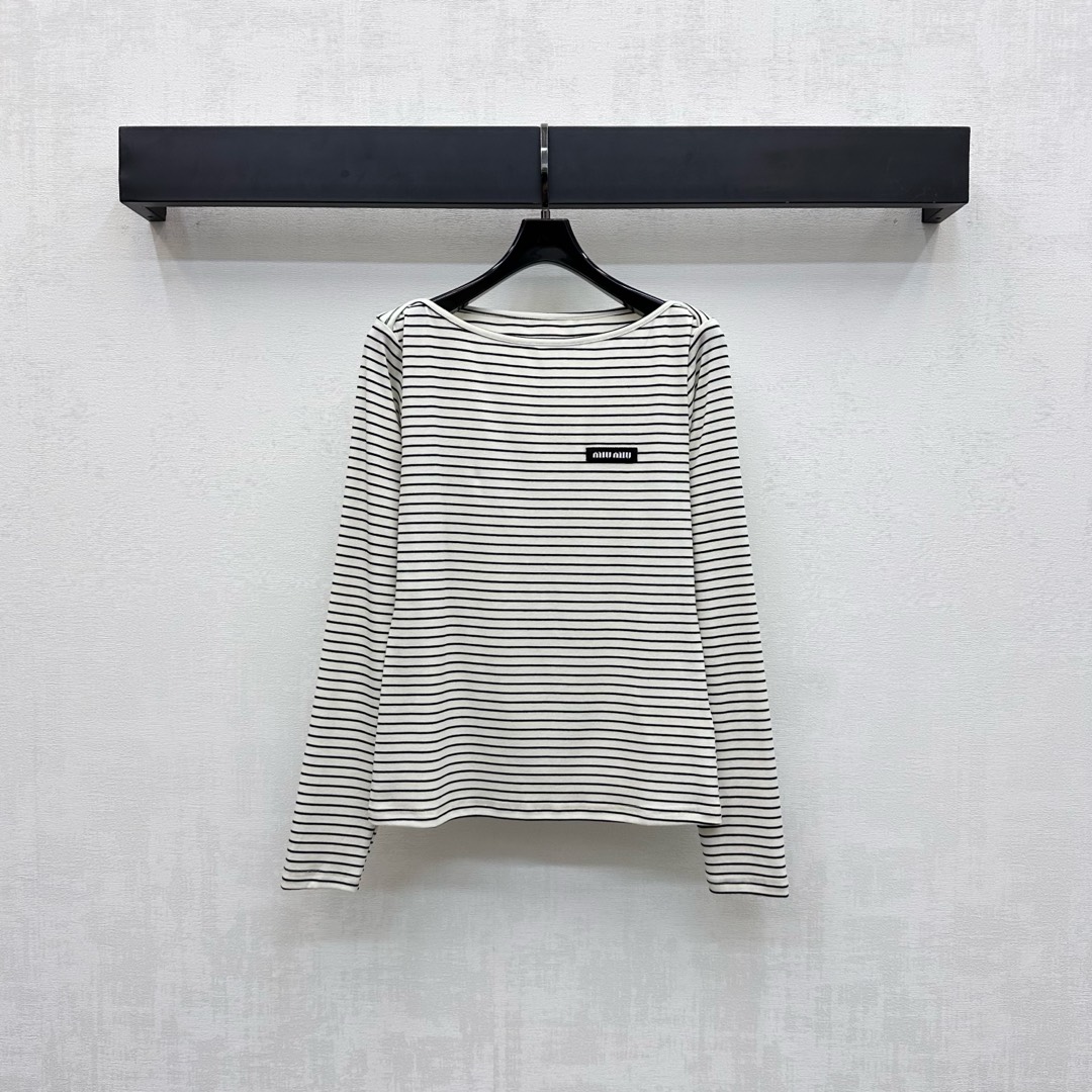 NO:485276,Miumi*2025 new product is on the shelves of slim striped base shirt customized YB imported cotton material, texture is shiny and elastic, alternating black and white stripes throughout the body, with wide neckline, revealing the collarbone, making it look slimmer, adding layered styling, and adding iconic letter logo decoration on the chest to highlight the brand tone, facial accessories development, wide round neck long-sleeved top tailoring, fit the body, slim and high-end outfit, showing versatile autumn and winter, daily commuting, date and leisure, high-end version 2 colors,,miumiu,alexander wang19860909Miumi*2025新品上架修身条纹打底衫定制YB进口人棉材质 质感光泽 弹力十足 通体黑白条纹交替设计 配合领口开阔露出锁骨更显瘦 增添造型层次感 胸前融入标志性字母徽标装饰 彰显品牌调性 面辅料开发 宽圆领长袖上衣剪裁 贴合身形 穿搭显瘦高级 尽显百搭秋冬 日常通勤约会休闲都 高版本2色,,miumiu,alexander wang,Women's clothing