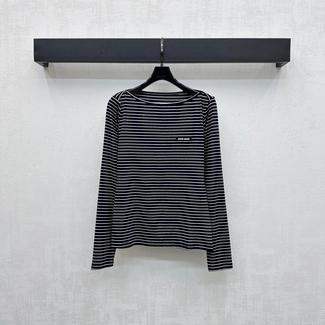 NO:485268,Miumi*2025 new product is on the shelves of slim striped base shirt customized YB imported cotton material, texture is shiny and elastic, alternating black and white stripes throughout the body, with wide neckline, revealing the collarbone, making it look slimmer, adding layered styling, and adding iconic letter logo decoration on the chest to highlight the brand tone, facial accessories development, wide round neck long-sleeved top tailoring, fit the body, slim and high-end outfit, showing versatile autumn and winter, daily commuting, date and leisure, high-end version 2 colors,,miumiu,alexander wang19860909Miumi*2025新品上架修身条纹打底衫定制YB进口人棉材质 质感光泽 弹力十足 通体黑白条纹交替设计 配合领口开阔露出锁骨更显瘦 增添造型层次感 胸前融入标志性字母徽标装饰 彰显品牌调性 面辅料开发 宽圆领长袖上衣剪裁 贴合身形 穿搭显瘦高级 尽显百搭秋冬 日常通勤约会休闲都 高版本2色,,miumiu,alexander wang,Women's clothing
