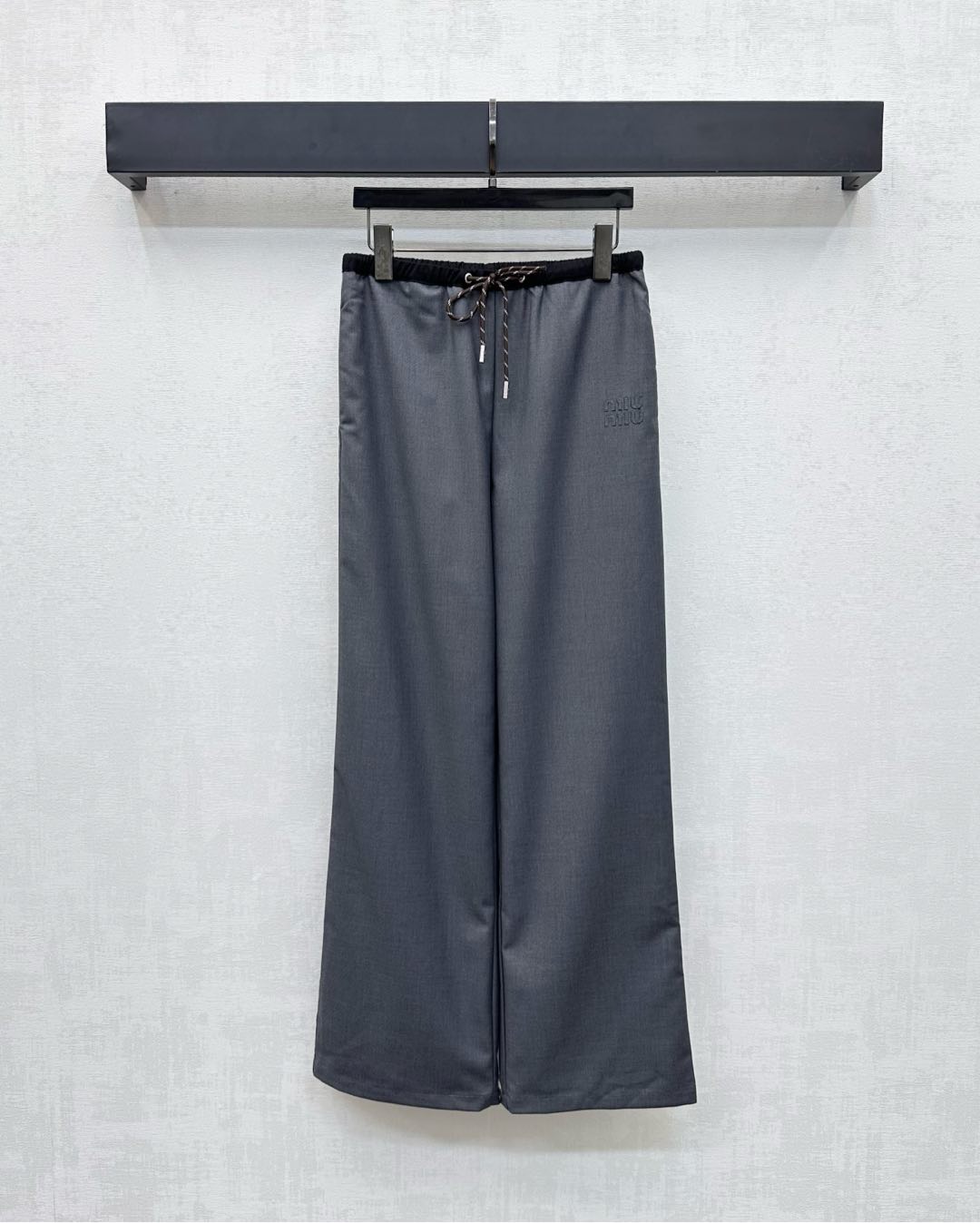 NO:486239,Miumi*'s newest product is available. Drawstring straight-leg trousers. Customized YB imported twill material. Texture and luster. Full drapery. Drawstrings are used to contrast the edges of thin waist. Delicate and durable details. Add a sense of styling. Iconic letter logo embellishment and decoration. Presenting the casual style of academy. Showing the brand tone. Face and auxiliary materials development. Wide-leg straight-leg trousers style cut. Inclusive body shape makes the outfit fashionable and fashionable. Must-have items for the four seasons. High-version 2 colors,,miumiu,alexander wang.19860909Miumi*新品上架 抽绳直腿长裤 定制YB进口斜纹绸材质 质感光泽 垂感十足 腰间沿用抽绳绞花细腰封包边撞色 精致耐看的细节 增添造型层次感 标志性字母徽标点缀装饰 呈现随性学院老钱风格 彰显品牌调性 面辅料开发 阔腿直筒长裤版型剪裁 包容身材让穿搭时髦洋气 四季必备单品  高版本2色,,miumiu,alexander wang,Women's clothing