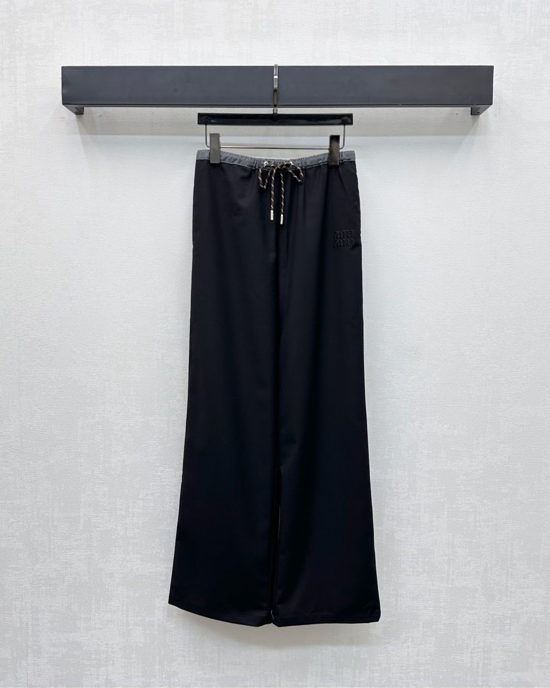 NO:486277,Miumi*'s newest product is available. Drawstring straight-leg trousers. Customized YB imported twill material. Texture and luster. Full drapery. Drawstrings are used to contrast the edges of thin waist. Delicate and durable details. Add a sense of styling. Iconic letter logo embellishment and decoration. Presenting the casual style of academy. Showing the brand tone. Face and auxiliary materials development. Wide-leg straight-leg trousers style cut. Inclusive body shape makes the outfit fashionable and fashionable. Must-have items for the four seasons. High-version 2 colors,,miumiu,alexander wang.19860909Miumi*新品上架 抽绳直腿长裤 定制YB进口斜纹绸材质 质感光泽 垂感十足 腰间沿用抽绳绞花细腰封包边撞色 精致耐看的细节 增添造型层次感 标志性字母徽标点缀装饰 呈现随性学院老钱风格 彰显品牌调性 面辅料开发 阔腿直筒长裤版型剪裁 包容身材让穿搭时髦洋气 四季必备单品  高版本2色,,miumiu,alexander wang,Women's clothing