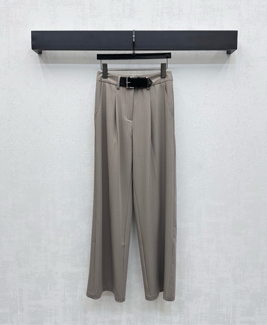 NO:486247,Prad* new product is on the shelves of belt suit trousers customized YB imported cotton wool material, full of texture, fully textured, with belt adjustment design, add layered look, iconic metal triangle logo embellishment, highlight the brand tone, surface auxiliary material development, high waist straight trousers cut, inclusive legs, not picky about the figure, casual matching, fashionable and relaxed high-end 2 colors,,prada, business suit,alexander wang19860909Prad*新品上架腰带西装长裤定制YB进口棉毛材质通体竖排条纹纹理 质感十足 配合腰带调节设计 增添造型层次感 标志性金属三角徽标点缀装饰 彰显品牌调性 面辅料开发 高腰直筒长裤剪裁 包容腿形不挑身材 随意搭配穿搭洋气松弛 高版本2色,,prada,business suit,alexander wang,Women's clothing