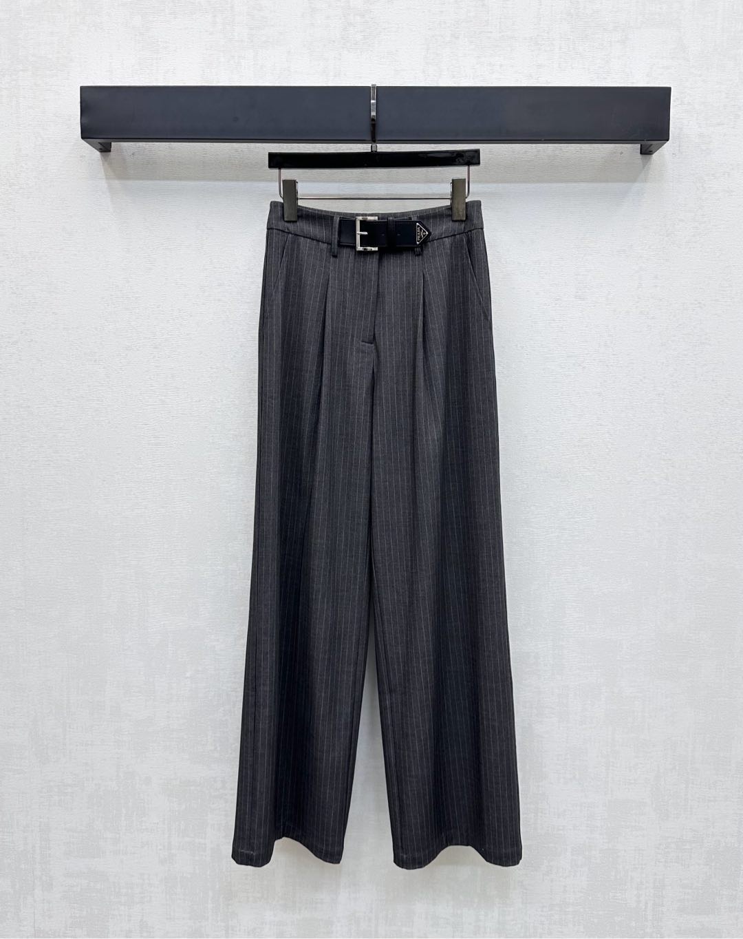 NO:486237,Prad* new product is on the shelves of belt suit trousers customized YB imported cotton wool material, full of texture, fully textured, with belt adjustment design, add layered look, iconic metal triangle logo embellishment, highlight the brand tone, surface auxiliary material development, high waist straight trousers cut, inclusive legs, not picky about the figure, casual matching, fashionable and relaxed high-end 2 colors,,prada, business suit,alexander wang19860909Prad*新品上架腰带西装长裤定制YB进口棉毛材质通体竖排条纹纹理 质感十足 配合腰带调节设计 增添造型层次感 标志性金属三角徽标点缀装饰 彰显品牌调性 面辅料开发 高腰直筒长裤剪裁 包容腿形不挑身材 随意搭配穿搭洋气松弛 高版本2色,,prada,business suit,alexander wang,Women's clothing