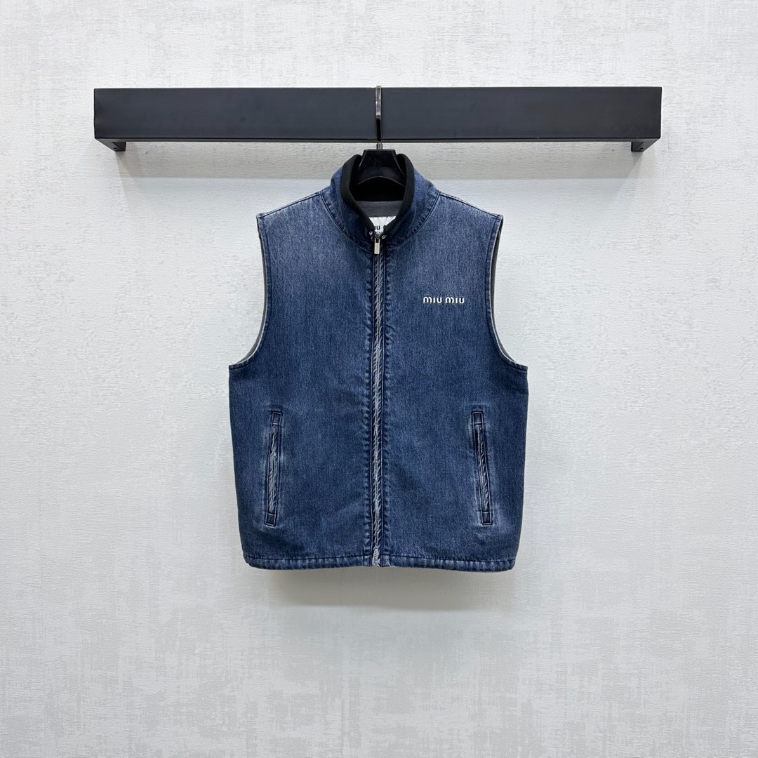 NO:486261,Miumi*'s newest product is on the shelves of denim velvet vest custom YB imported twill cotton denim material. High-quality texture. Stylish style. Fleece design in the inner lining. The graininess is obvious. The warmth performance is greatly improved. Combined with the outer denim enzyme washing retro color matching to add layering. The chest is embroidered with iconic letter embroidery. Combined with symmetrical zipper pockets, rich details, highlight the brand tone. Face and auxiliary materials development. Stand-collar vest style tailoring. Daily commuting outfits are casual and fashionable. Retro advanced. High-end version,,miumiu,alexander wang19860909Miumi*新品上架牛仔摇粒绒马甲定制YB进口斜纹棉牛仔材质 质感高级 穿搭有型 内里沿用摇粒绒设计 颗粒感明显 保暖性能大幅提升 配合外侧牛仔酵素水洗复古配色 增添造型层次感 胸前点缀标志性字母刺绣 配合对称拉链口袋丰富细节 彰显品牌调性 面辅料开发 立领马甲版型剪裁 日常通勤穿搭休闲时髦 复古高级 高版本,,miumiu,alexander wang,Women's clothing