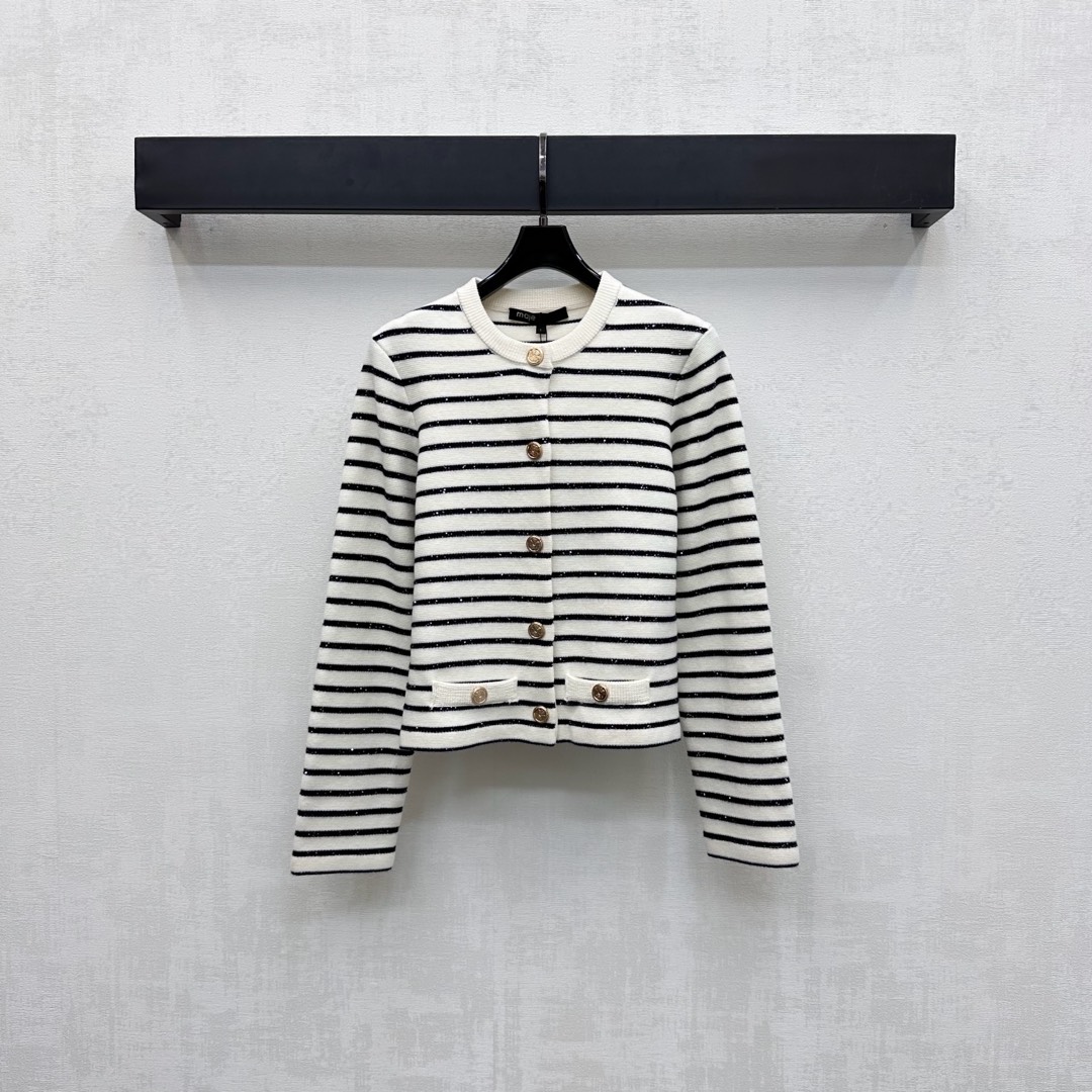 NO:486252,Maj*'s new product bead striped knitted long-sleeved cardigan on the shelves are customized YB imported knitted material. High-quality texture, elastic and comfortable. The front closure is printed with the iconic flower round button design to highlight the brand tone. The whole body is intertwined with black and white stripes. The beads are integrated to present a gorgeous style and add a sense of styling. The surface auxiliary materials are developed. The round-neck knitted cardigan is cut. The upper body is fashionable and slim. It is easy to control when traveling or gatherings. High-version, alexander wang19860909Maj*新品上架珠片条纹针织长袖开衫定制YB进口针织材质 质感高级 弹力舒适 前襟印刻标志性花朵圆扣设计 彰显品牌调性 通体黑白条纹线条交错相织 配合珠片融入呈现华丽风格 增添造型层次感 面辅料开发 圆领针织开衫剪裁 上身时髦显瘦 日常出行或聚会轻松驾驭  高版本,,alexander wang,Women's clothing
