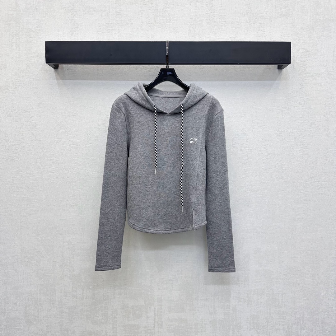 NO:486317,Jackets Miumi* new hooded drawstring tops and trousers set Customized YB imported cotton material suitable for autumn thickness Comfortable and easy to wear. Use a woven drawstring to highlight the eye-catching trend and convenient adjustment. Combined with slim short style to add layering. The ready-to-wear garment is decorated with the iconic letter embroidered logo to show personality. Echoing the trousers pocket decoration up and down, highlighting the brand tone and enhance texture Facial accessories development Hooded drawstring tops with straight trousers suits Complete sets of slack and fashionable. The best choice for daily casual outfits. It is also great to match separately. High-end version 3 colors,,miumiu, jackets & coats,hats,alexander wang19860909外套 裤子Miumi*新品上架连帽抽绳上衣长裤套装 定制YB进口人棉材质 适合秋季厚度 舒适好穿 沿用绞花纹编织抽绳亮眼时髦 调节方便 配合修身短款版型 增添造型层次感 成衣融入标志性字母刺绣徽标更显个性 与长裤口袋装饰上下呼应 彰显品牌调性 提升质感 面辅料开发 连帽抽绳上衣搭配直筒长裤套装 成套穿搭松弛洋气 日常休闲穿搭的不二之选 分开搭配也很赞  高版本3色,,miumiu,jackets & coats,hats,alexander wang,Women's clothing