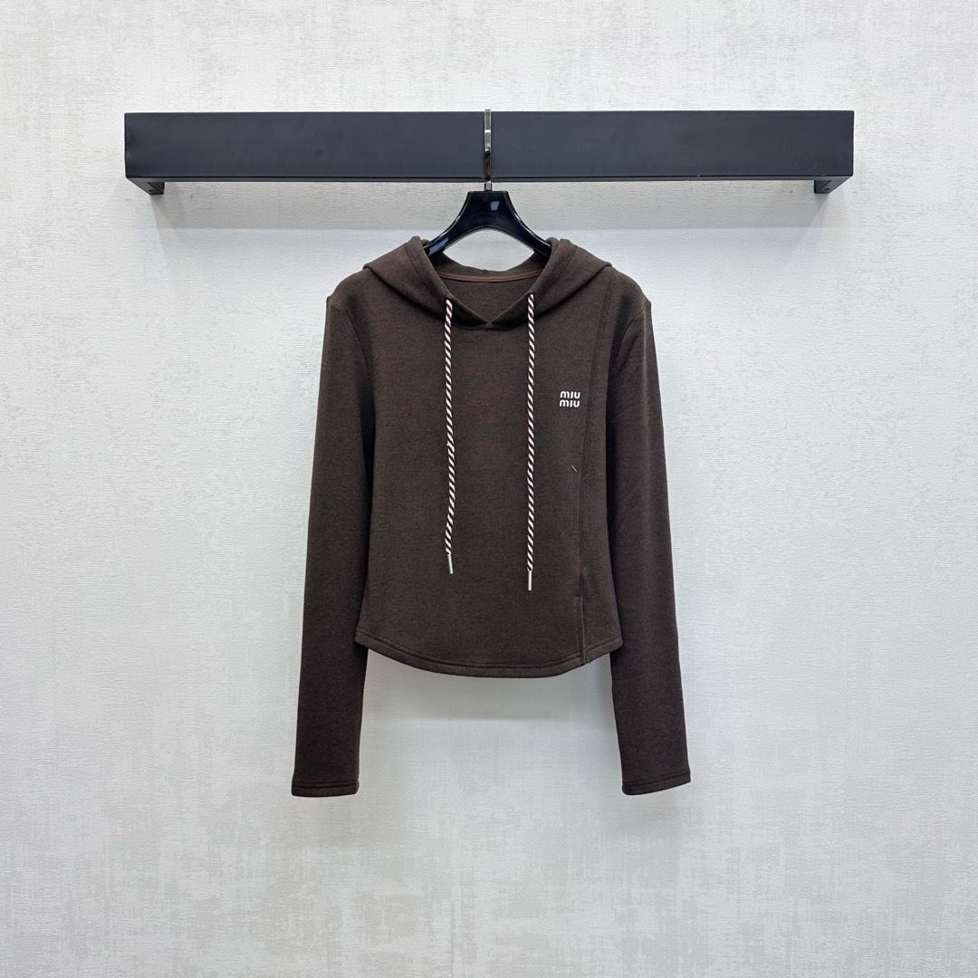 NO:486306,Jackets Miumi* new hooded drawstring tops and trousers set Customized YB imported cotton material suitable for autumn thickness Comfortable and easy to wear. Use a woven drawstring to highlight the eye-catching trend and convenient adjustment. Combined with slim short style to add layering. The ready-to-wear garment is decorated with the iconic letter embroidered logo to show personality. Echoing the trousers pocket decoration up and down, highlighting the brand tone and enhance texture Facial accessories development Hooded drawstring tops with straight trousers suits Complete sets of slack and fashionable. The best choice for daily casual outfits. It is also great to match separately. High-end version 3 colors,,miumiu, jackets & coats,hats,alexander wang19860909外套 裤子Miumi*新品上架连帽抽绳上衣长裤套装 定制YB进口人棉材质 适合秋季厚度 舒适好穿 沿用绞花纹编织抽绳亮眼时髦 调节方便 配合修身短款版型 增添造型层次感 成衣融入标志性字母刺绣徽标更显个性 与长裤口袋装饰上下呼应 彰显品牌调性 提升质感 面辅料开发 连帽抽绳上衣搭配直筒长裤套装 成套穿搭松弛洋气 日常休闲穿搭的不二之选 分开搭配也很赞  高版本3色,,miumiu,jackets & coats,hats,alexander wang,Women's clothing