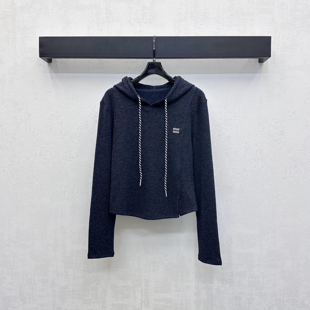 NO:486294,Jackets Miumi* new hooded drawstring tops trousers suit Customized YB imported cotton material suitable for autumn thickness Comfortable and easy to wear. Use a woven drawstring to highlight the eye-catching trend and convenient adjustment. Combined with slim short style to add layering. The garment is decorated with the iconic letter embroidered logo to show personality. Echoing the trousers pocket decoration up and down, highlighting the brand tone and enhance texture Facial accessories development Hooded drawstring tops with straight trousers suits Complete sets of slack and fashionable. The best choice for daily casual outfits. It is also great to match separately. High-end version 3 colors. In addition,,miumiu, jackets & coats,hats,alexander wang19860909外套 裤子Miumi*新品上架连帽抽绳上衣长裤套装 定制YB进口人棉材质 适合秋季厚度 舒适好穿 沿用绞花纹编织抽绳亮眼时髦 调节方便 配合修身短款版型 增添造型层次感 成衣融入标志性字母刺绣徽标更显个性 与长裤口袋装饰上下呼应 彰显品牌调性 提升质感 面辅料开发 连帽抽绳上衣搭配直筒长裤套装 成套穿搭松弛洋气 日常休闲穿搭的不二之选 分开搭配也很赞  高版本3色 外,,miumiu,jackets & coats,hats,alexander wang,Women's clothing