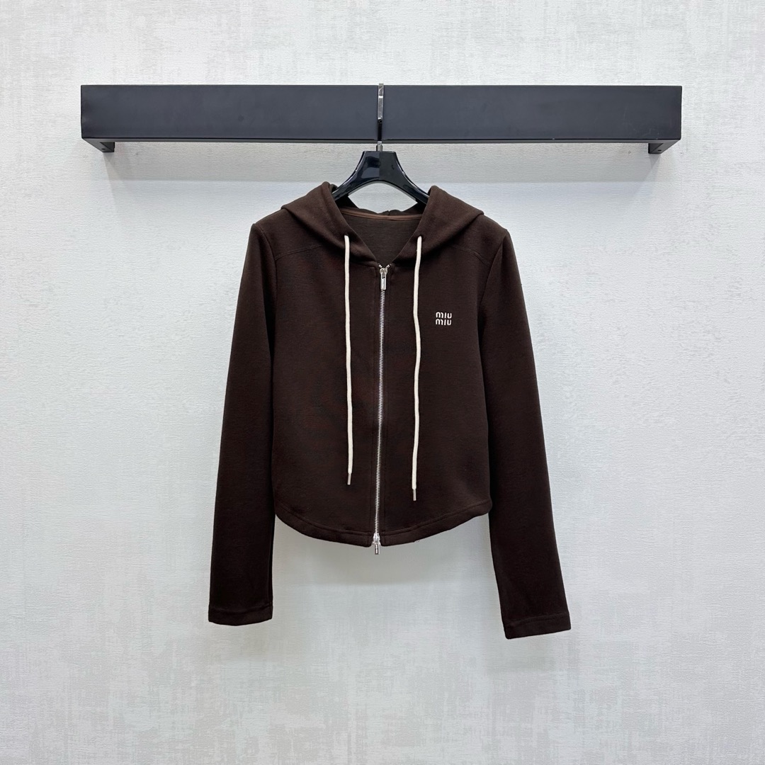 NO:486282,Jackets Miumi* new hooded jacket trousers set Customized YB imported cotton and polyester material breathable and comfortable, smooth and stylish, slim and cut coat easily outlines the lines of hot girls, easy to put on and take off with zippers, add layered look, ready-made garments incorporate iconic letter embroidery logo embellishment, details are handled to show brand tone, surface accessories development Hooded drawstring jacket with the same series high-waisted straight trousers set, complete sets of dressing are fashionable and fashionable, more unified and coordinated, meet various needs of daily dates, and are also very good to match separately. High-version 2 colors,,miumiu, jackets & coats,hats,alexander wang19860909外套 裤子Miumi*新品上架连帽外套长裤套装 定制YB进口棉涤材质 透气舒适 垂顺有型 外套修身裁剪轻松勾勒辣妹线条 配合拉链调节穿脱方便 增添造型层次感 成衣融入标志性字母刺绣徽标点缀装饰 细节处理满分 彰显品牌调性 面辅料开发 连帽抽绳外套搭配同系列高腰直筒长裤套装 成套穿搭时髦洋气 风格更加统一协调 满足日常约会多种需求 分开搭配也很赞 高版本2色,,miumiu,jackets & coats,hats,alexander wang,Women's clothing