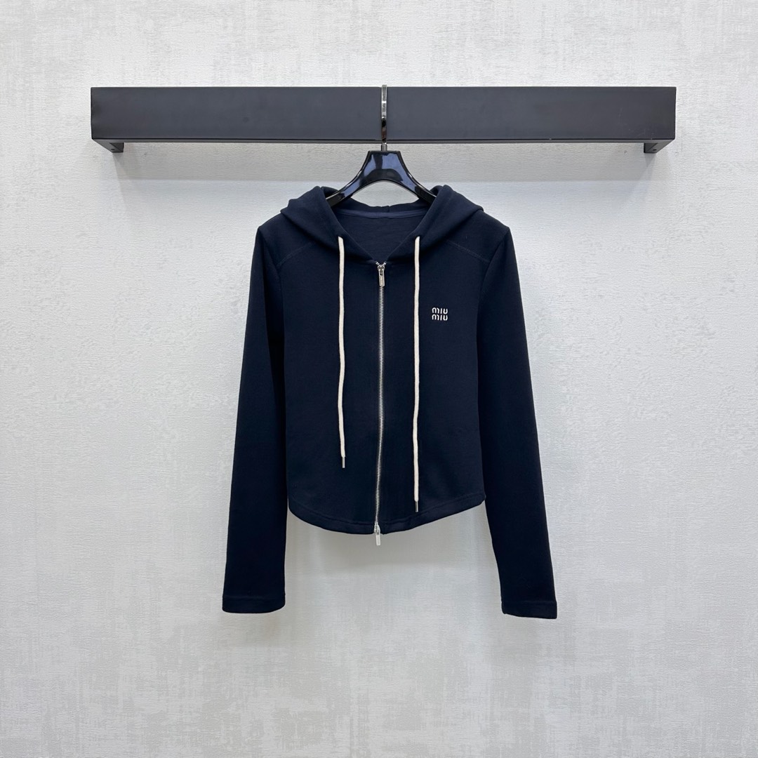 NO:486278,Jackets Miumi* new hooded jacket trousers set Customized YB imported cotton and polyester material breathable and comfortable, smooth and stylish, slim and cut coat easily outlines the lines of hot girls, easy to put on and take off with zippers, add layered look, ready-made garments incorporate iconic letter embroidery logo embellishment, details are handled to show brand tone, surface accessories development Hooded drawstring jacket with the same series high-waisted straight trousers set, complete sets of dressing are fashionable and fashionable, more unified and coordinated, meet various needs of daily dates, and are also very good to match separately. High-version 2 colors,,miumiu, jackets & coats,hats,alexander wang19860909外套 裤子Miumi*新品上架连帽外套长裤套装 定制YB进口棉涤材质 透气舒适 垂顺有型 外套修身裁剪轻松勾勒辣妹线条 配合拉链调节穿脱方便 增添造型层次感 成衣融入标志性字母刺绣徽标点缀装饰 细节处理满分 彰显品牌调性 面辅料开发 连帽抽绳外套搭配同系列高腰直筒长裤套装 成套穿搭时髦洋气 风格更加统一协调 满足日常约会多种需求 分开搭配也很赞 高版本2色,,miumiu,jackets & coats,hats,alexander wang,Women's clothing