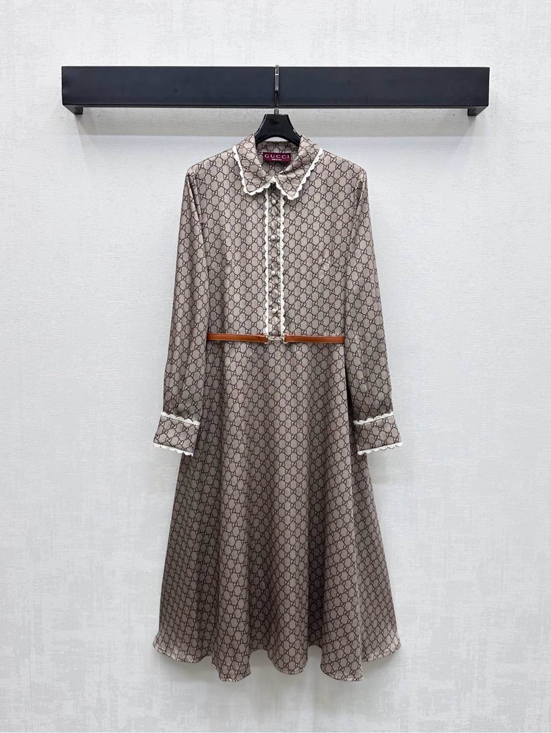 NO:485226,Gucc*2025 new product is on the shelves of printed lapel dress with custom YB imported twill thick material, smooth and breathable and comfortable, the whole body is full of signature double G letter logo pattern, highlighting the brand tone, the front of the collar cuffs are spliced ​​with white lace, adjusted with leather perforated belt, adding layered look, surface auxiliary materials development, lapel long-sleeved dress tailoring, fashionable and practical, all-season versatile dress, autumn and winter with fur down, spring and summer single wear, absolutely high-end temperament girl, high-end version, gucci, skirts, down jacket, alexander wang19860909Gucc*2025新品上架印花翻领连衣裙定制YB进口斜纹稠材质 垂顺透气舒适 通体满印标志性双G字母徽标图案 彰显品牌调性 领边袖口前襟均以白色花边拼接设计 配合皮革穿孔腰带调节 增添造型层次感 面辅料开发 翻领长袖连衣裙剪裁 时尚与实用兼备的四季百搭连衣裙 秋冬搭配皮草羽绒 春夏单穿 妥妥高阶气质女郎  高版本,,gucci,skirts,down jacket,alexander wang,Women's clothing