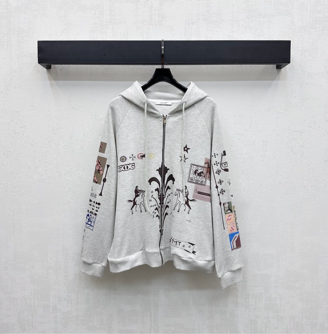 NO:486275,Skf*'s new product is on the shelves of hooded printed jackets, custom YB imported twill cotton, comfortable texture, easy to wear, ready-to-wear with large-area sketching techniques, horse patterns are the design highlights, eye-blocking details are more personalized, highlighting the brand's personality, open-clad zipper adjustment and symmetrical pocket-sized pocket-size pattern design, add layered look, surface auxiliary material development, hooded long-sleeved jacket tailoring, can be matched with the same series of straight trousers, complete sets are simple and casual, daily commuting outfits are simple and fashionable, and can also be purchased separately. High-end version,, jackets & coats, hats, alexander wang19860909Skf*新品上架连帽印花外套定制YB进口斜纹棉材质 质感舒适 弹力好穿 成衣以大面积素描手法 马匹图案为设计亮点 遮眼细节更具个性 彰显品牌个性 开襟拉链调节配合对称插兜口袋版型设计 增添造型层次感 面辅料开发 连帽长袖外套剪裁 可搭配同系列直筒长裤 成套搭配简约休闲 日常通勤穿搭简约时髦 也可分开购入搭配 高版本,,jackets & coats,hats,alexander wang,Women's clothing