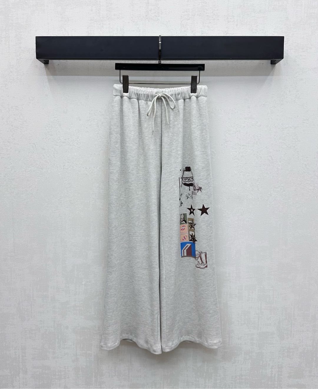 NO:486271,Skf*'s new product is on the shelves of high-waist drawstring straight trousers customized with YB imported twill cotton. It is comfortable to wear and is easy to wear. The ready-to-wear is sketched. Horse pattern is the design highlight. The eye-covering details are more personalized. It highlights the brand's personality. The waist is designed with elastic waist drawstring to add a sense of styling. The surface and auxiliary materials are developed. High-waist wide-leg trousers are tailored. It can be matched with the same series of jackets. The complete set is simple and casual. Daily commuting outfit is simple and fashionable. You can also buy it separately. High-version, Jackets & coats, alexander wang19860909Skf*新品上架高腰抽绳直筒长裤定制YB进口斜纹棉材质 质感舒适 弹力好穿 成衣以素描手法 马匹图案为设计亮点 遮眼细节更具个性 彰显品牌个性 腰间沿用弹力腰抽绳设计 增添造型层次感 面辅料开发 高腰阔腿长裤剪裁 可搭配同系列外套 成套搭配简约休闲 日常通勤穿搭简约时髦 也可分开购入搭配 高版本,,jackets & coats,alexander wang,Women's clothing