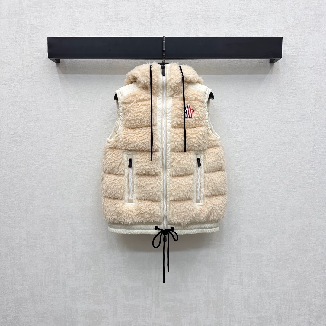 NO:486241,The new product with dust bag Moncle* is on the shelves of Teddy down vest custom YB imported Teddy down material, soft and comfortable, nylon edge exposed drawstring design, add layering, iconic letter badge decoration on the chest, highlighting the brand tone, furry feel, zipper pocket style enhancement, fashionable outfit, surface auxiliary material development, hooded drawstring vest tailoring, glutinous and fashionable outfit, first choice for warmth in autumn and winter, filling: white goose velvet, filling: national standard 90, high version 4 colors,, down jacket, hats, alexander wang19860909配防尘袋Moncle*新品上架泰迪毛绒羽绒马甲定制YB进口泰迪毛绒羽绒材质 柔软舒适 沿用尼龙包边外露抽绳设计 增添造型层次感 胸前融入标志性字母徽章装饰 彰显品牌调性 毛茸茸手感 拉链口袋版型实用性提升 穿搭洋气 面辅料开发 连帽抽绳马甲剪裁 糯糯的时髦穿搭 秋冬保暖首选 充绒物:白鹅绒 充绒量:国标90 高版本4色,,down jacket,hats,alexander wang,Women's clothing