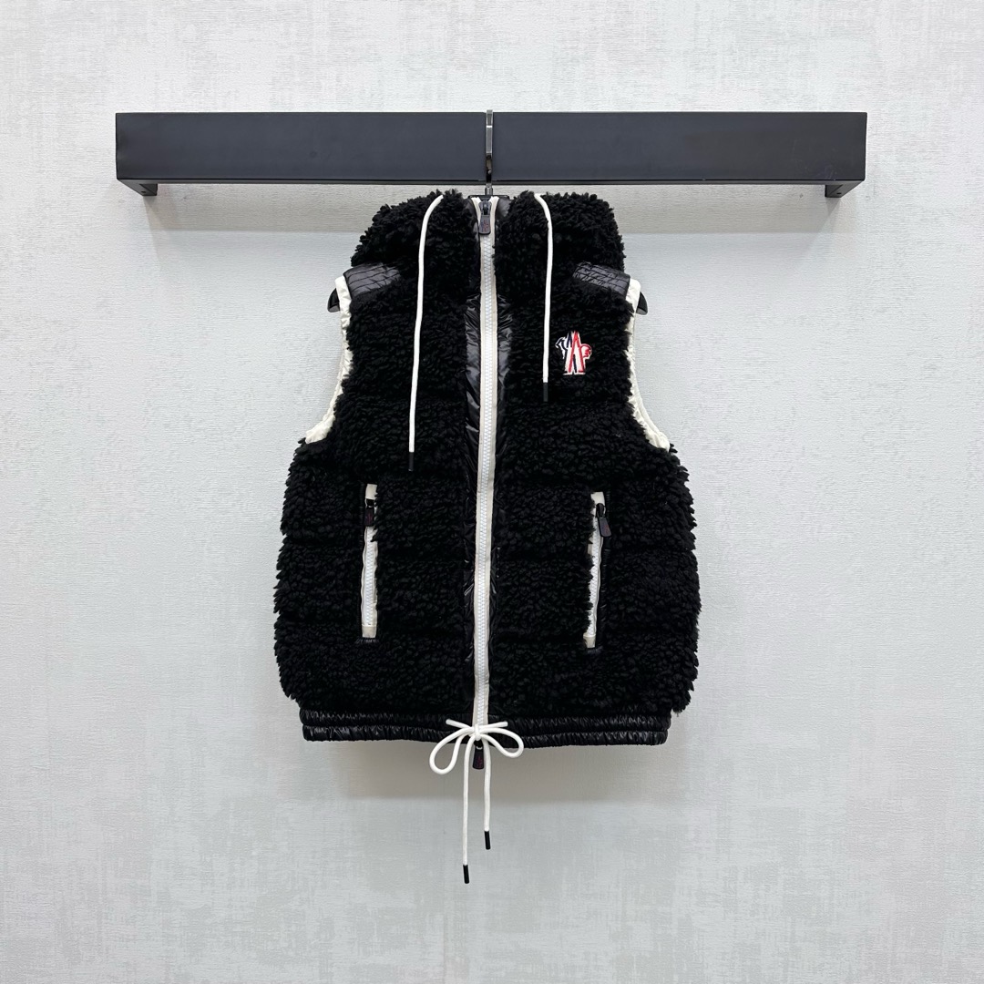 NO:486110,The new product with dust bag Moncle* is on the shelves of Teddy down vest custom YB imported Teddy down material, soft and comfortable, nylon edge exposed drawstring design, add layering, iconic letter badge decoration on the chest, highlighting the brand tone, furry feel, zipper pocket style enhancement, fashionable outfit, surface auxiliary material development, hooded drawstring vest tailoring, glutinous and fashionable outfit, first choice for warmth in autumn and winter, filling: white goose velvet, filling: national standard 90, high version 4 colors,, down jacket, hats, alexander wang19860909配防尘袋Moncle*新品上架泰迪毛绒羽绒马甲定制YB进口泰迪毛绒羽绒材质 柔软舒适 沿用尼龙包边外露抽绳设计 增添造型层次感 胸前融入标志性字母徽章装饰 彰显品牌调性 毛茸茸手感 拉链口袋版型实用性提升 穿搭洋气 面辅料开发 连帽抽绳马甲剪裁 糯糯的时髦穿搭 秋冬保暖首选 充绒物:白鹅绒 充绒量:国标90 高版本4色,,down jacket,hats,alexander wang,Women's clothing