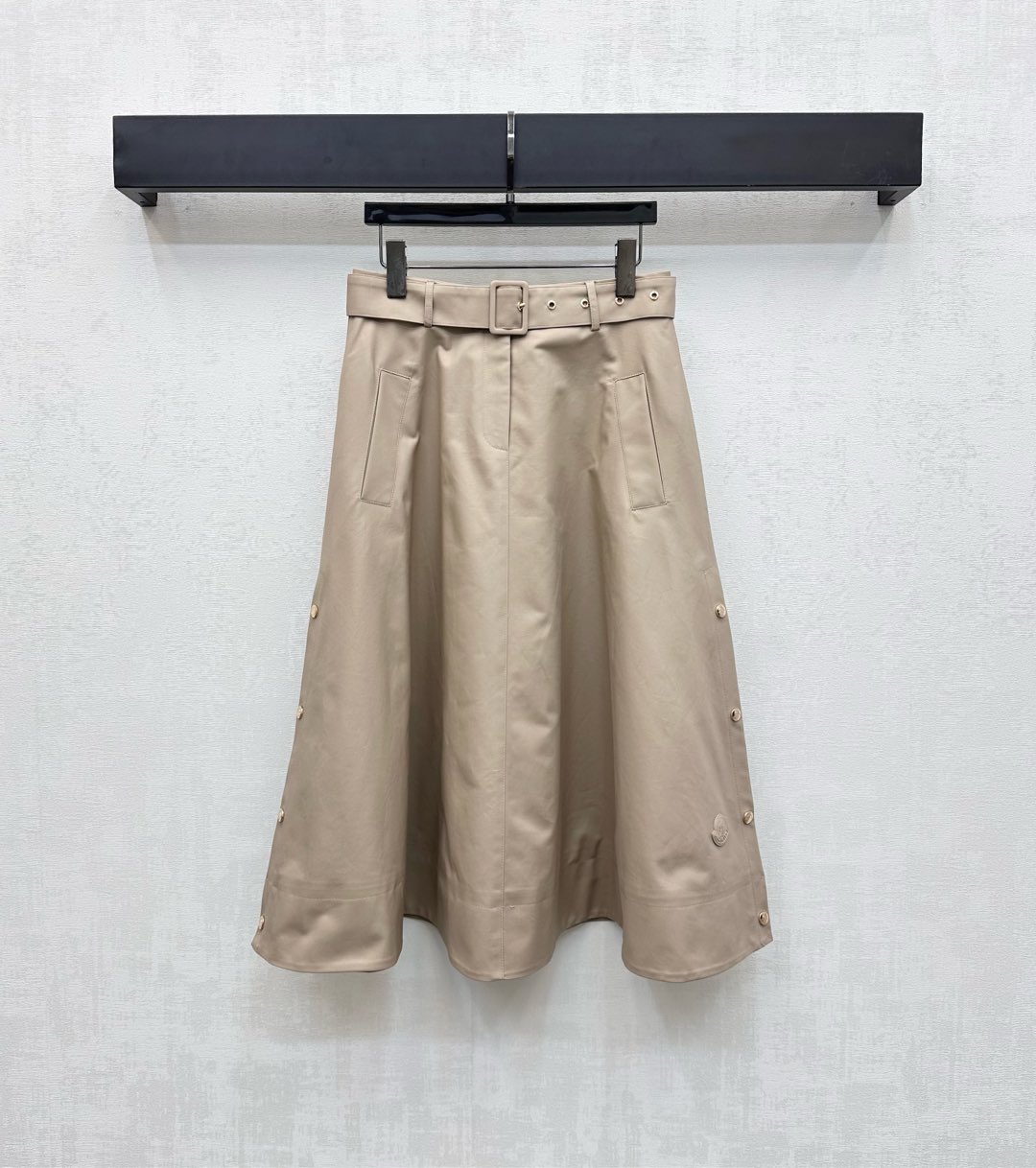 NO:485254,Moncle*2025 new product is on the shelf with high waist closure button skirt customized YB imported twill cotton material breathable and comfortable, straight and stylish, the hem is expanded outside the hem, successfully slimming and covering the hips to modify the legs, slimming and relaxing. Combined with the side edge of the skirt, the plaid button button adjustment design adds a sense of styling. The ready-to-wear incorporates the iconic letter badge embellishment to highlight the brand tone. The surface and auxiliary materials development. High-waist button skirt tailoring. Randomly match with retro and high-end. Outstanding fashionable. High-version 2 colors, skirts, alexander wang19860909Moncle*2025新品上架高腰襟扣半裙定制YB进口斜纹全棉材质 透气舒适 挺阔有型 下摆饰以外扩伞状裙摆处理 成功显瘦遮胯修饰腿形显瘦松弛 配合裙侧沿用开襟按扣调节设计 增添造型层次感 成衣融入标志性字母徽章点缀装饰 彰显品牌调性 面辅料开发 高腰系扣半裙剪裁 随意搭配复古高级 出彩时髦 高版本2色,,skirts,alexander wang,Women's clothing