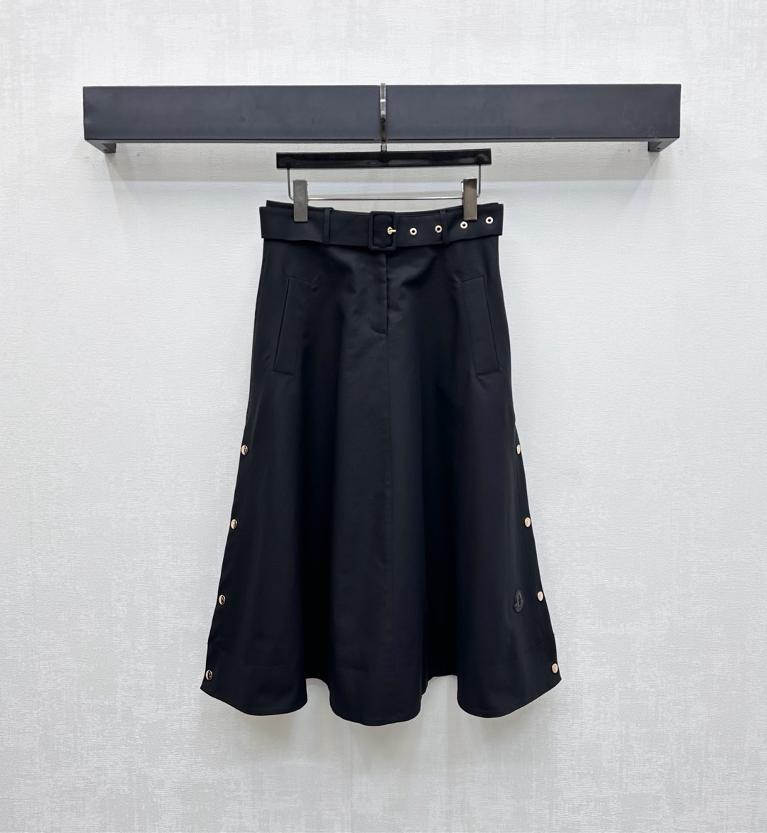 NO:485239,Moncle*2025 new product is on the shelf with high waist closure button skirt customized YB imported twill cotton material breathable and comfortable, straight and stylish, the hem is expanded outside the hem, successfully slimming and covering the hips to modify the legs, slimming and relaxing. Combined with the side edge of the skirt, the plaid button button adjustment design adds a sense of styling. The ready-to-wear incorporates the iconic letter badge embellishment to highlight the brand tone. The surface and auxiliary materials development. High-waist button skirt tailoring. Randomly match with retro and high-end. Outstanding fashionable. High-version 2 colors, skirts, alexander wang19860909Moncle*2025新品上架高腰襟扣半裙定制YB进口斜纹全棉材质 透气舒适 挺阔有型 下摆饰以外扩伞状裙摆处理 成功显瘦遮胯修饰腿形显瘦松弛 配合裙侧沿用开襟按扣调节设计 增添造型层次感 成衣融入标志性字母徽章点缀装饰 彰显品牌调性 面辅料开发 高腰系扣半裙剪裁 随意搭配复古高级 出彩时髦 高版本2色,,skirts,alexander wang,Women's clothing