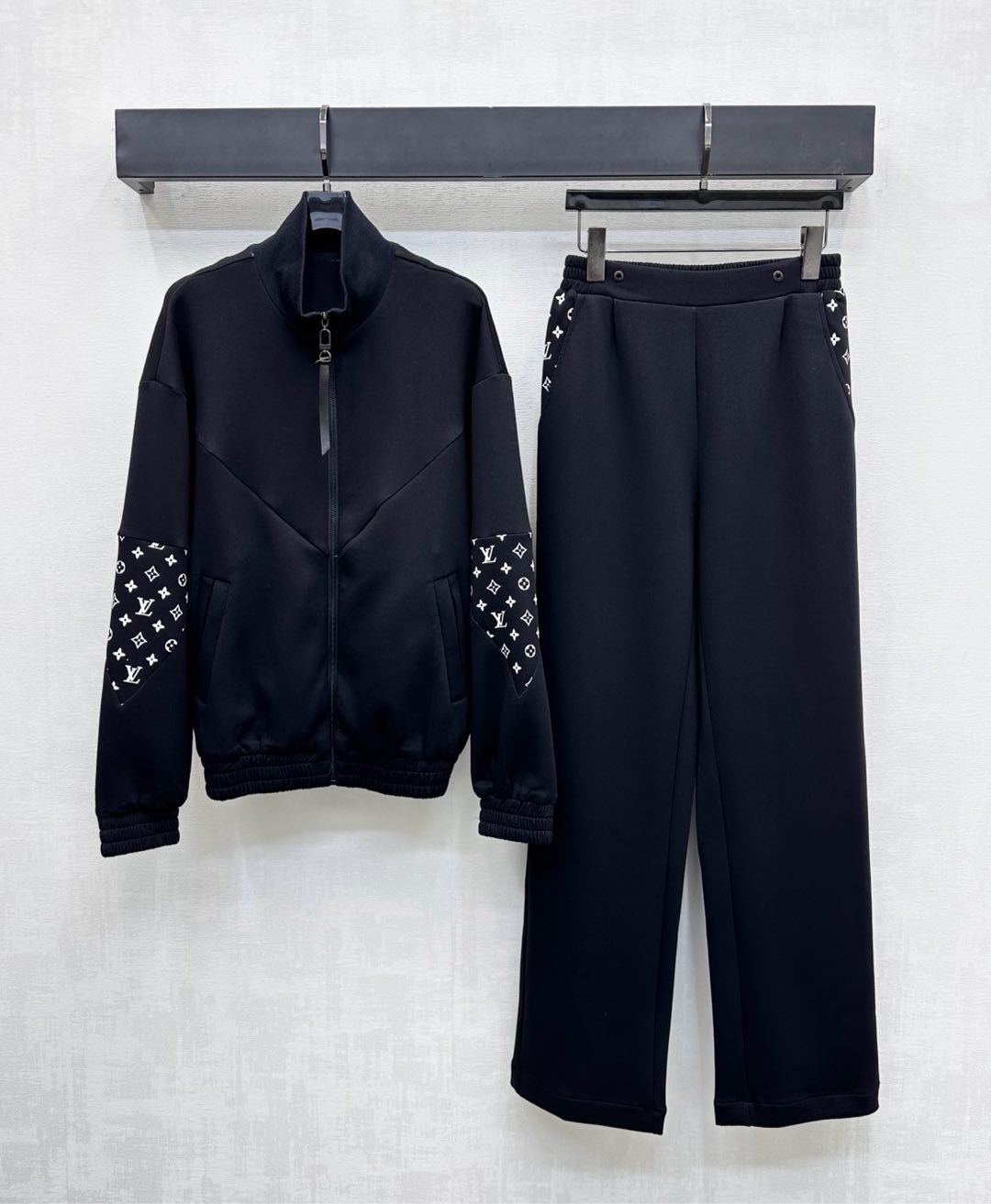 NO:485297,Louis Vuitto*2025 new product sports jacket trouser set customized YB imported air cotton material breathable and comfortable, slightly elastic glossy top loose cut and easy to outline the slack lines of the shoulders. It is matched with the leather buckle on the front closure to adjust and take off easily, adding layered look. The sleeve side splicing iconic four-leaf clover letter printing elements echo the pants pockets to highlight the brand tone. The surface accessories development Jacket jacket with high waist straight trouser suit. The complete set is fashionable and fashionable. It presents a casual and free style to meet the various needs of daily dates. High version 2 colors,,louis vuitton, jackets & coats, jackets & coats, alexander wang19860909Louis Vuitto*2025新品上架运动夹克长裤套装定制YB进口空气全棉材质 透气舒适 微弹光泽 上衣宽松裁剪轻松勾勒落肩松弛感线条 搭配前襟皮扣拉链调节穿脱方便 增添造型层次感 袖侧拼接标志性四叶草字母印花元素 与裤子口袋相互呼应 彰显品牌调性 面辅料开发 夹克外套搭配高腰直筒长裤套装 成套穿搭时髦洋气 呈现随性自由的穿搭风格 满足日常约会多种需求  高版本2色,,louis vuitton,jackets & coats,jackets & coats,alexander wang,Women's clothing