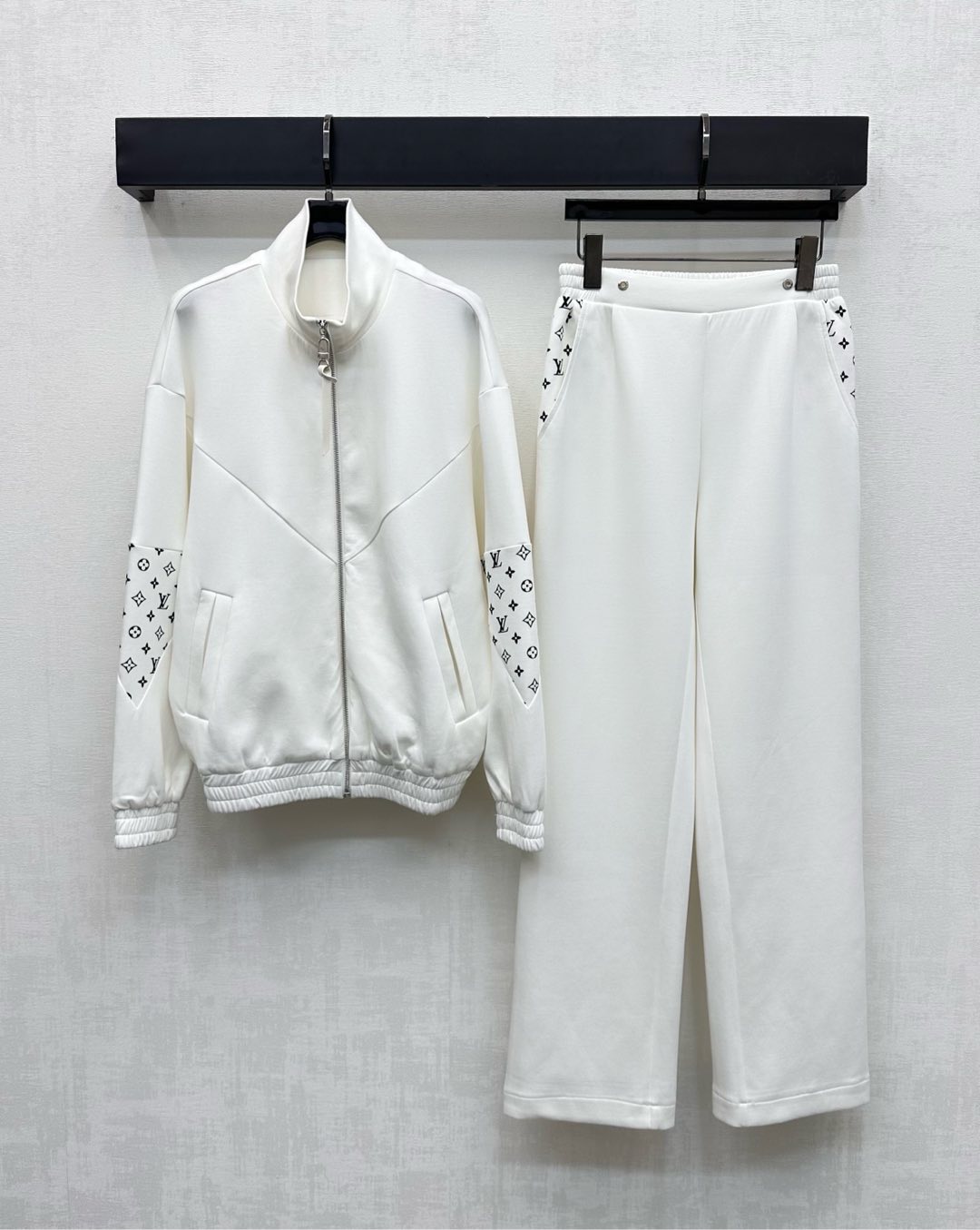 NO:485287,Louis Vuitto*2025 new product sports jacket trouser set customized YB imported air cotton material breathable and comfortable, slightly elastic glossy top loose cut and easy to outline the slack lines of the shoulders. It is matched with the leather buckle on the front closure to adjust and take off, adding layered look. The sleeve side splicing iconic four-leaf clover letter printing elements echo the pants pockets to highlight the brand tone. The surface accessories development Jacket jacket with high waist straight trouser suit. The complete set is fashionable and fashionable. It presents a casual and free style to meet the various needs of daily dates. High version 2 colors,,louis vuitton, jackets & coats, jackets & coats, alexander wang19860909Louis Vuitto*2025新品上架运动夹克长裤套装定制YB进口空气全棉材质 透气舒适 微弹光泽 上衣宽松裁剪轻松勾勒落肩松弛感线条 搭配前襟皮扣拉链调节穿脱方便 增添造型层次感 袖侧拼接标志性四叶草字母印花元素 与裤子口袋相互呼应 彰显品牌调性 面辅料开发 夹克外套搭配高腰直筒长裤套装 成套穿搭时髦洋气 呈现随性自由的穿搭风格 满足日常约会多种需求  高版本2色,,louis vuitton,jackets & coats,jackets & coats,alexander wang,Women's clothing