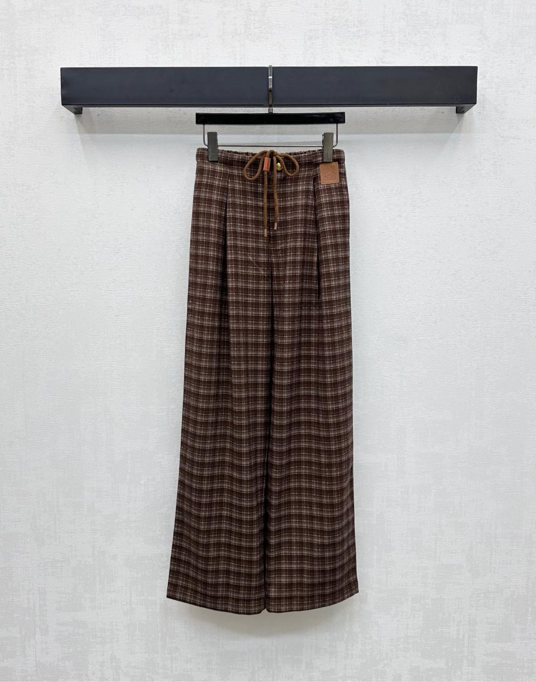 NO:486302,Loew*2025 new product is available on the shelves of leather plaid straight trousers, customized YB imported twill cotton, sagging and comfortable, full texture, body plaid design, combined with contrasting drawstring adjustment design, add layered look, iconic letters totem leather label decoration is integrated into the waist, highlighting the brand tone, surface auxiliary material development, high-waist buckle wide-leg pants tailoring, unrestrained, relaxed and age-reducing, inclusively modify the leg shape while wearing it, full of lazy and casual style. High-version, loewe, alexander wang19860909Loew*2025新品上架皮标格纹直筒长裤定制YB进口斜纹棉材质 垂顺舒适 质感十足 通体格纹设计 配合撞色抽绳调节设计 增添造型层次感 腰间融入标志性字母图腾皮标装饰 彰显品牌调性 面辅料开发 高腰系扣阔腿裤剪裁 穿着无束缚感 轻松减龄 包容修饰腿型的同时穿出满满的慵懒休闲风   高版本,,loewe,alexander wang,Women's clothing